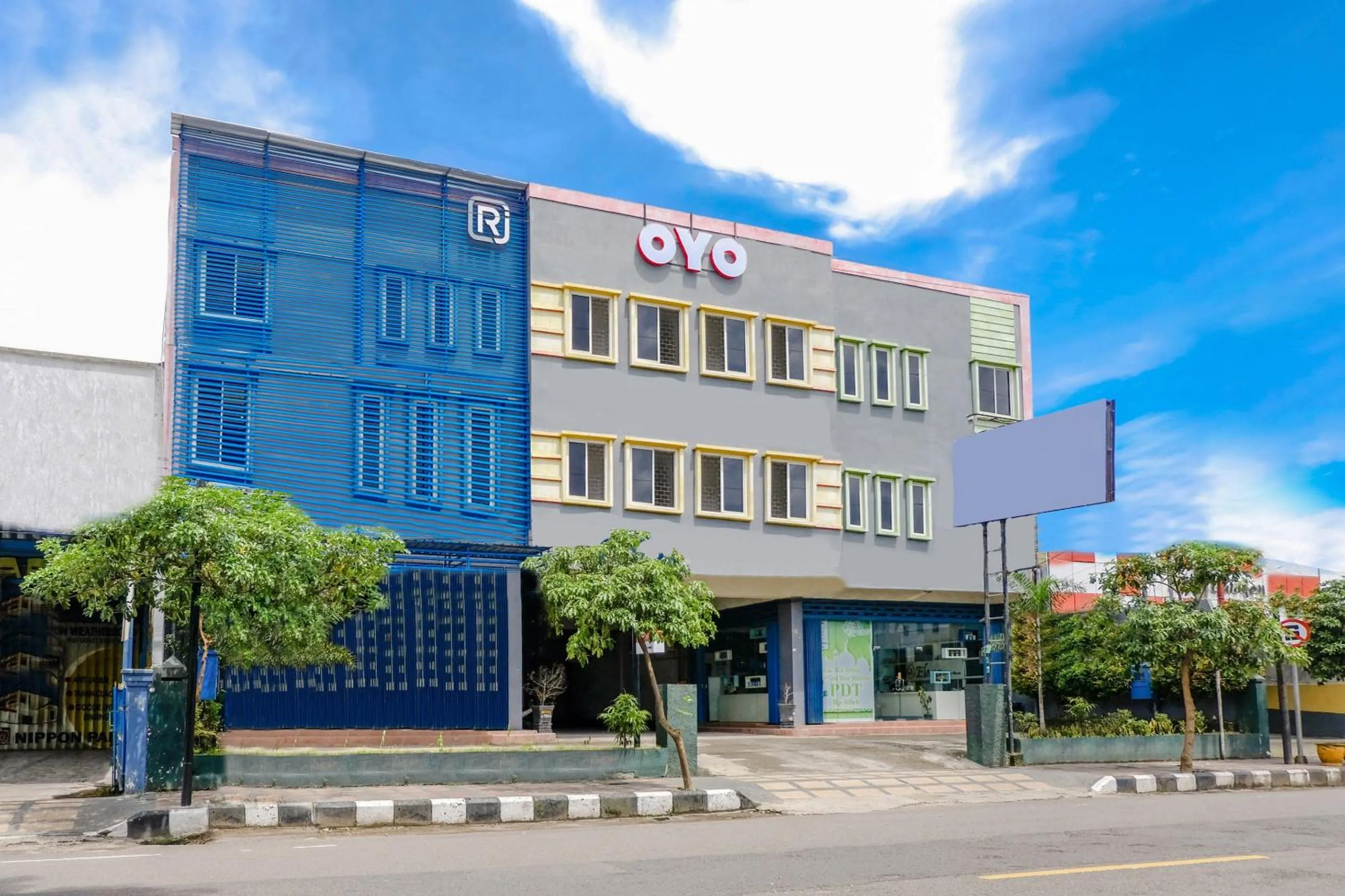 Facade/entrance in OYO Life 2966 Hotel Atriaz