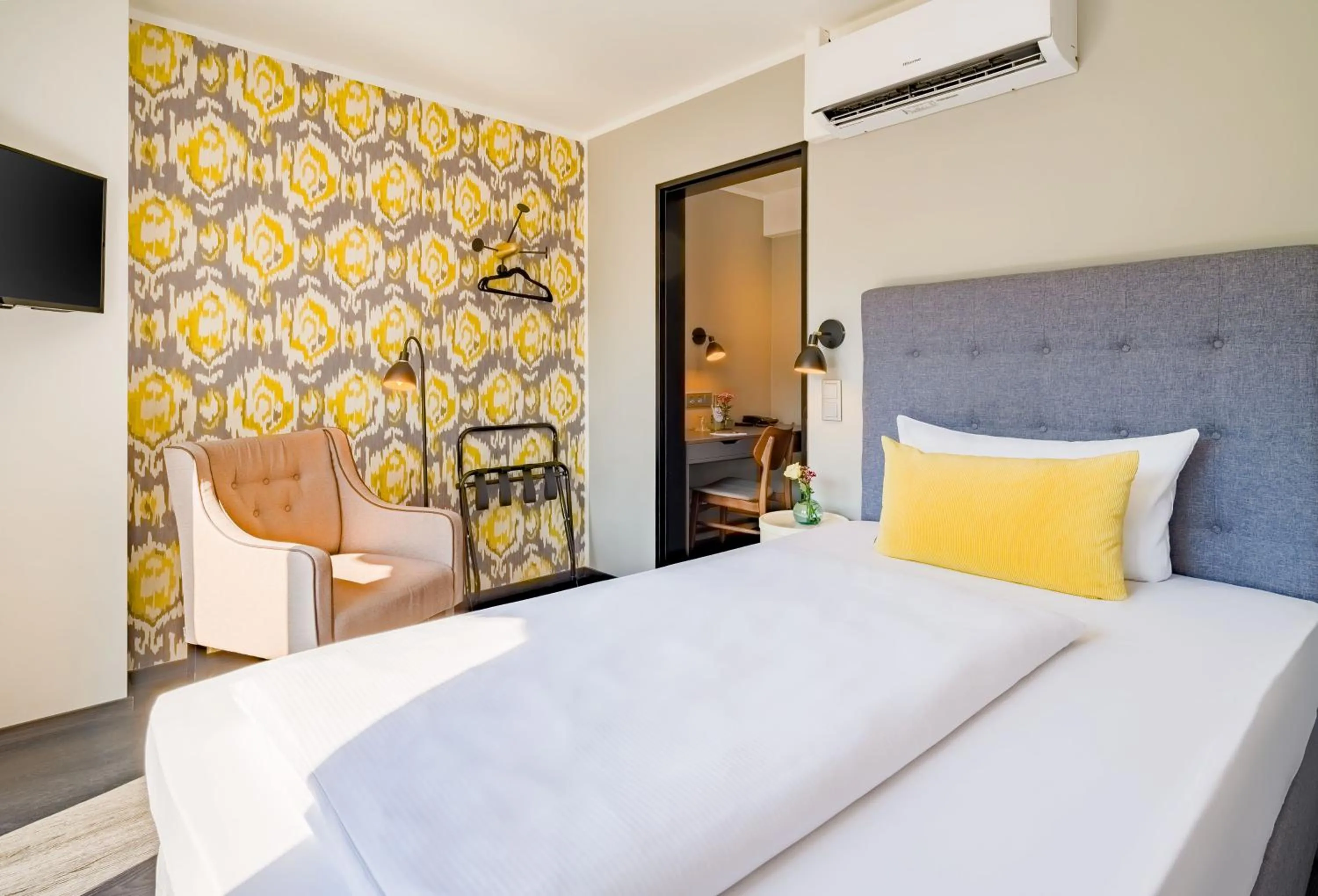 Bedroom, Bed in rugs HOTEL Köln