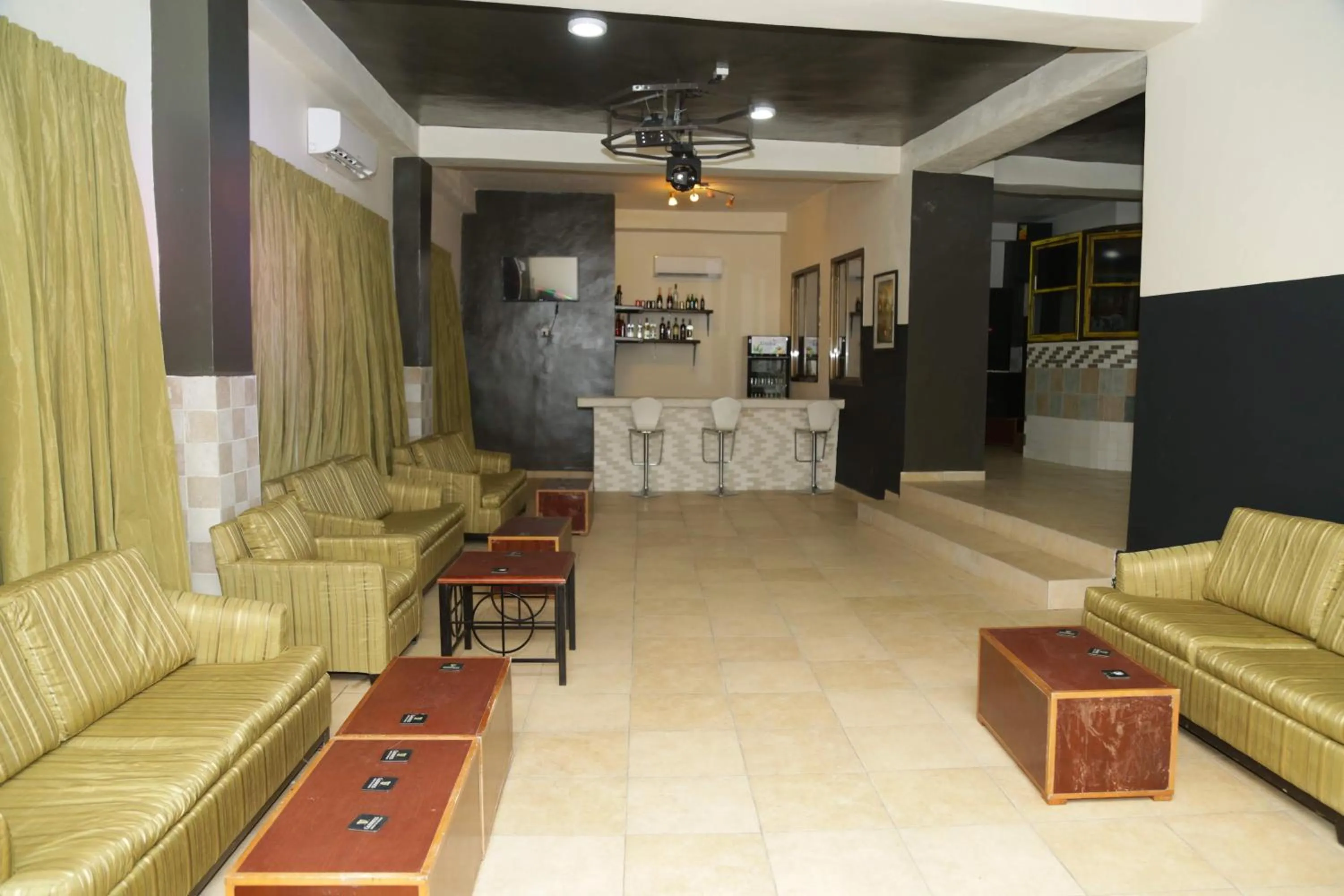 Communal lounge/ TV room in HOTEL MALLIKA COMPANY, SL