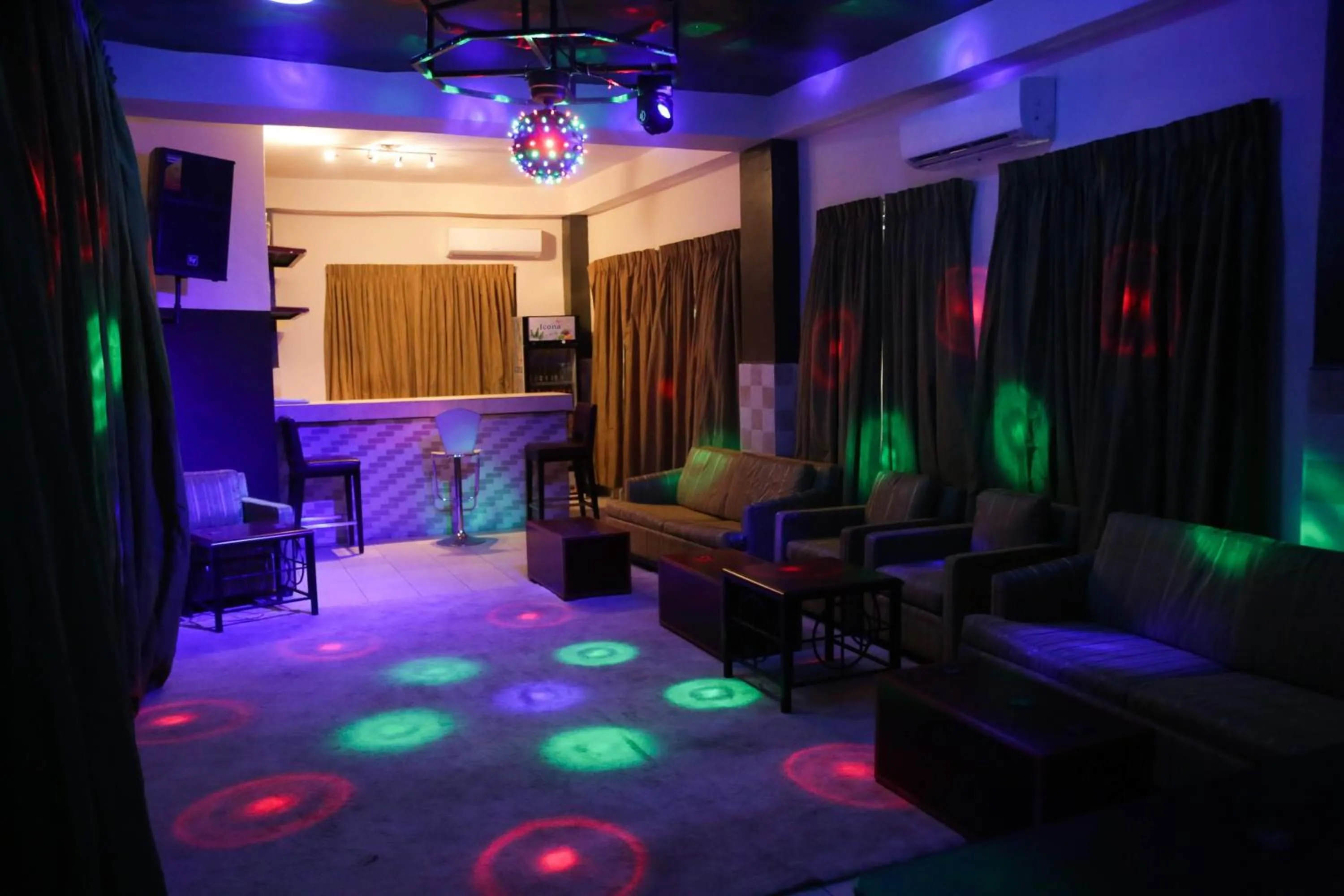 Communal lounge/ TV room in HOTEL MALLIKA COMPANY, SL