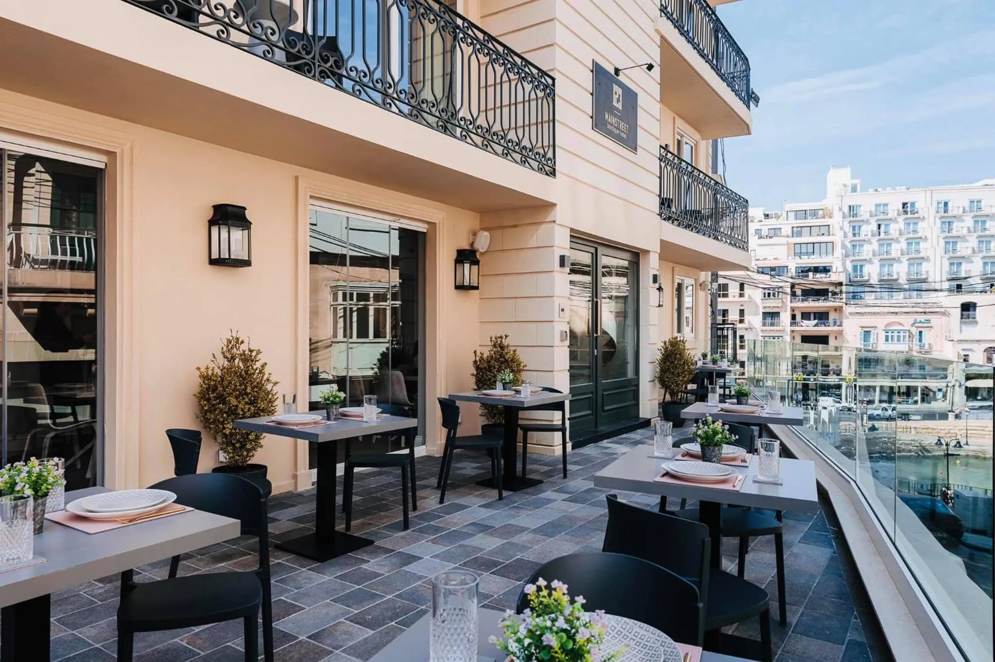 Restaurant/places to eat in 123 MAINSTREET boutique hotel