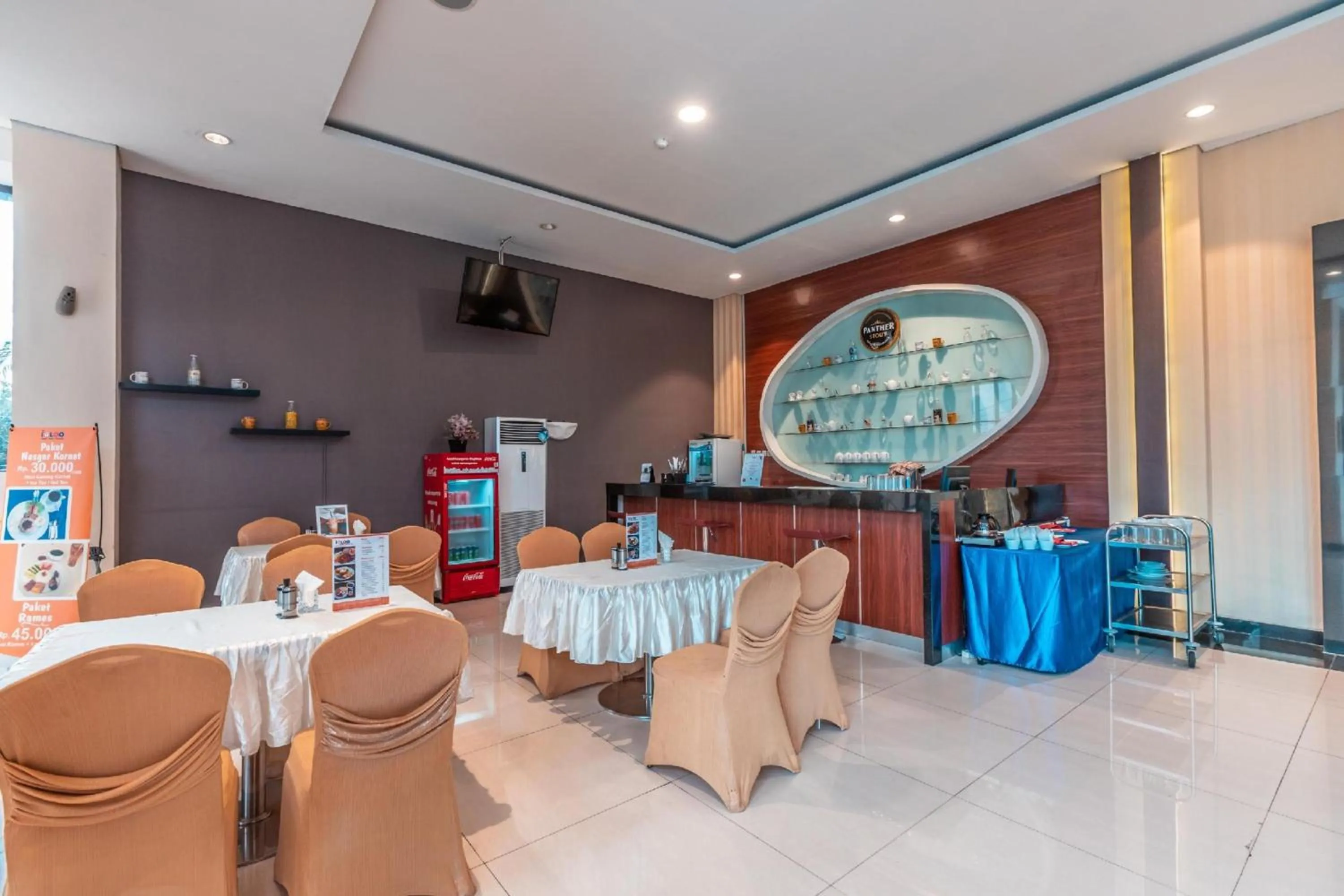 Restaurant/places to eat in Collection O Hotel Igloo