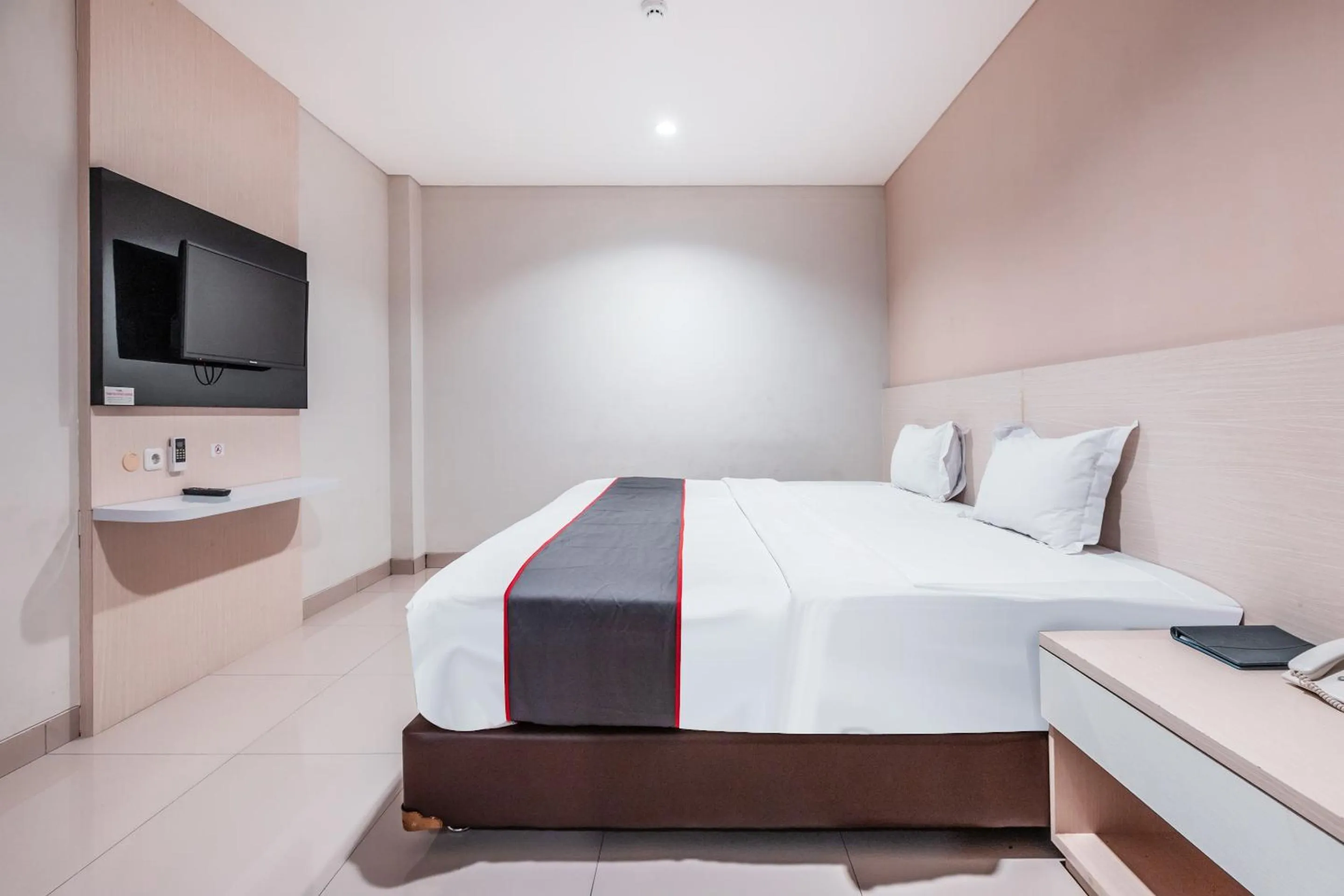 Photo of the whole room, Bed in Collection O Hotel Igloo