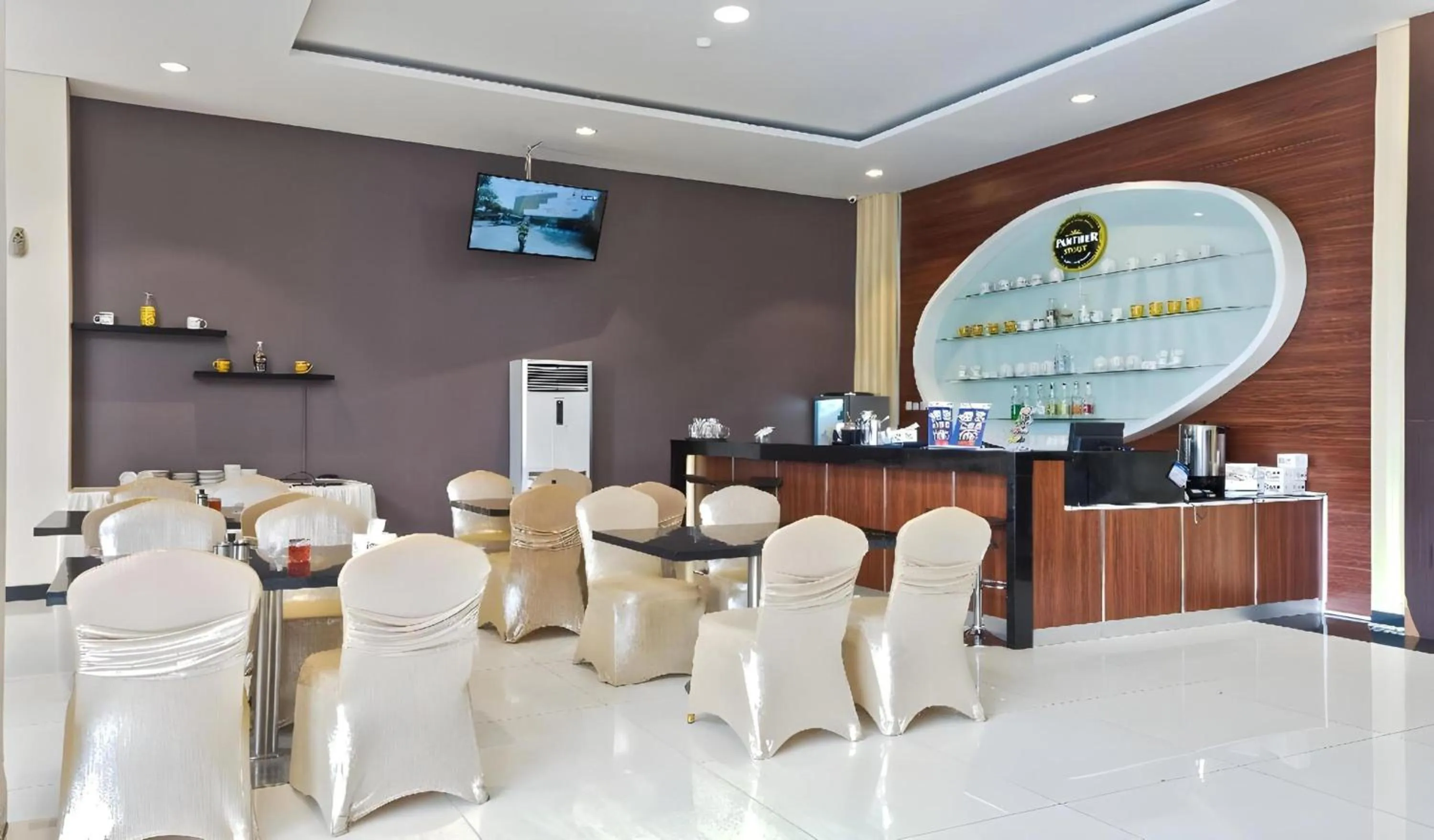 Restaurant/places to eat in Collection O Hotel Igloo