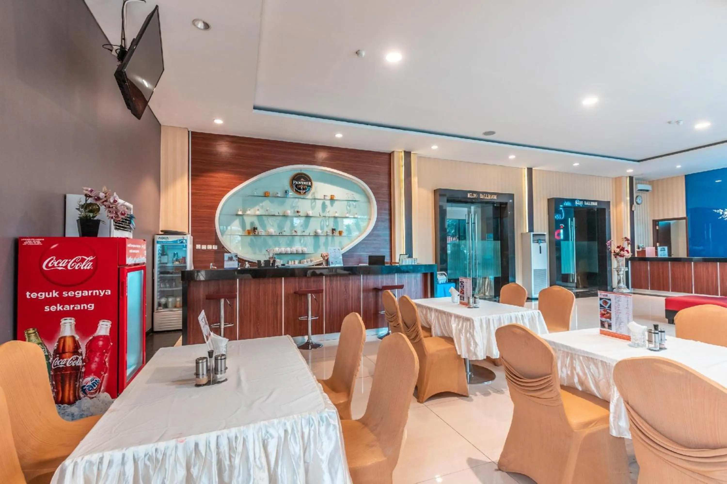 Restaurant/places to eat in Collection O Hotel Igloo