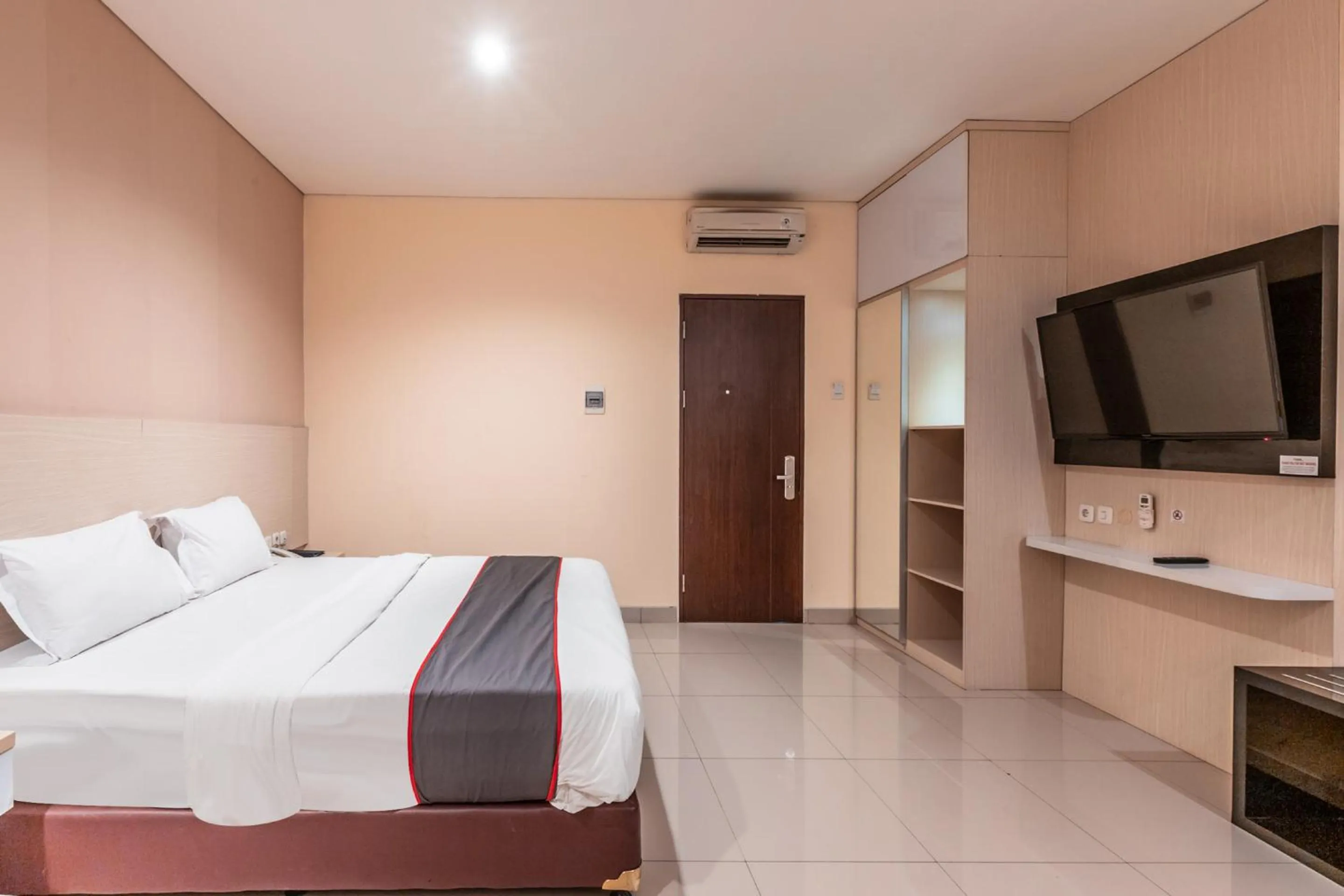 Photo of the whole room, Bed in Collection O Hotel Igloo