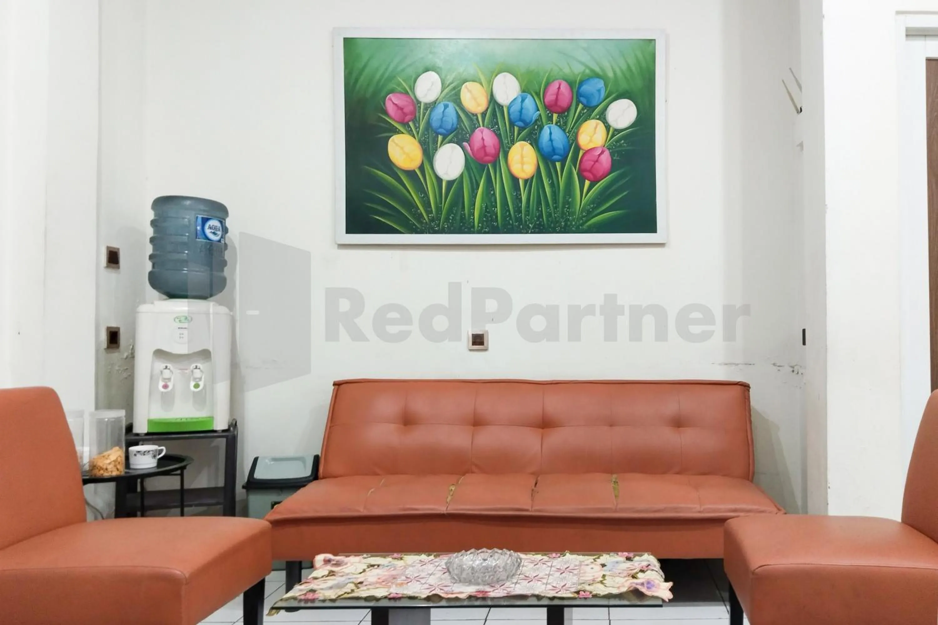 Seating area in House Of Mahira Syariah Mitra RedDoorz