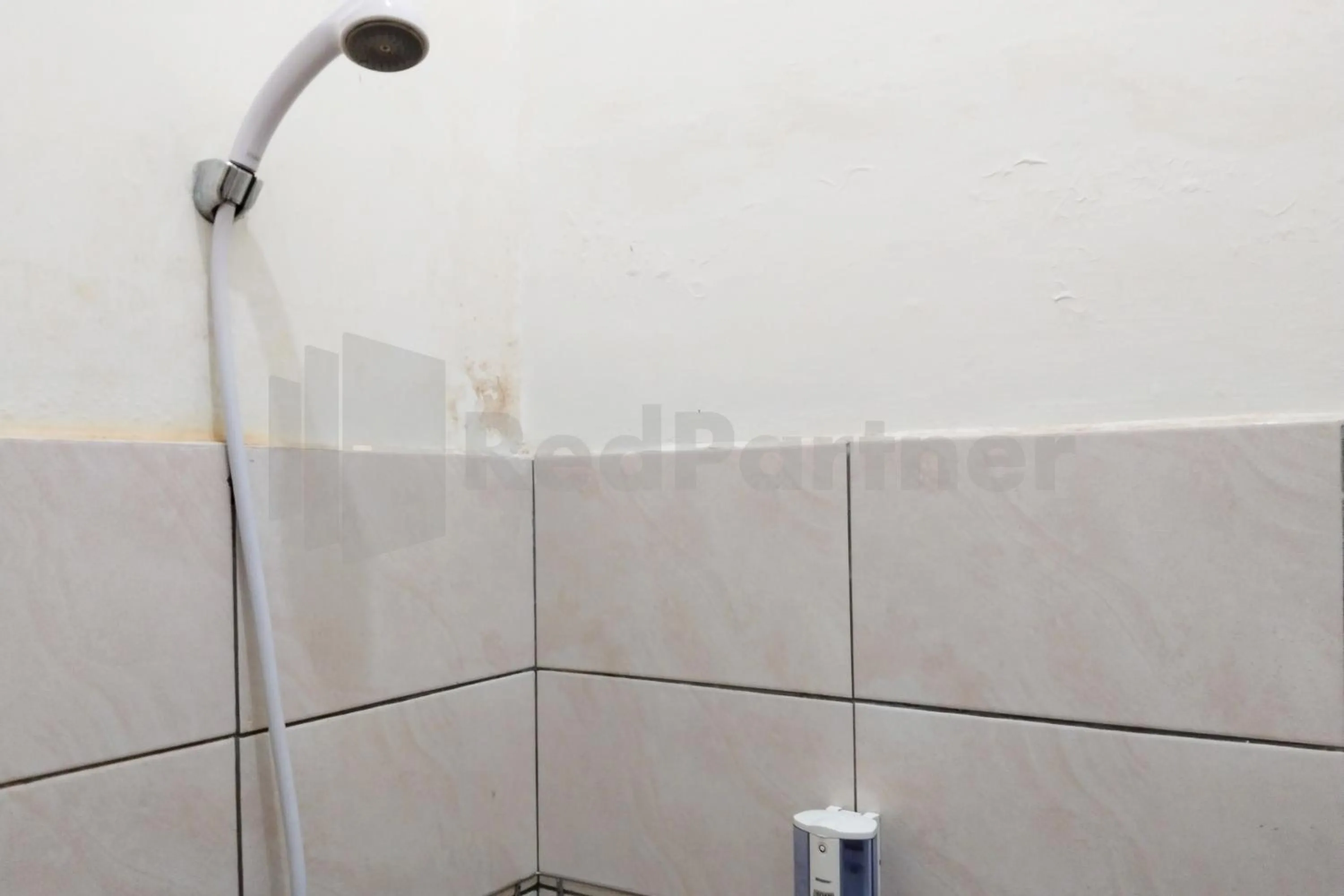 Bathroom in House Of Mahira Syariah Mitra RedDoorz