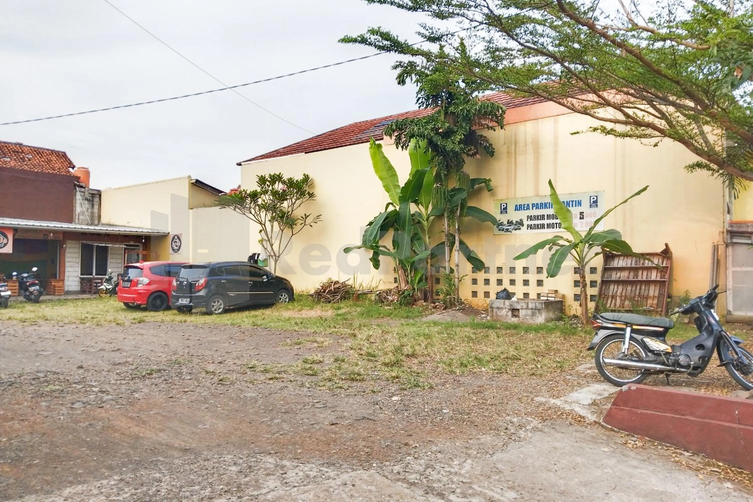 Parking in House Of Mahira Syariah Mitra RedDoorz