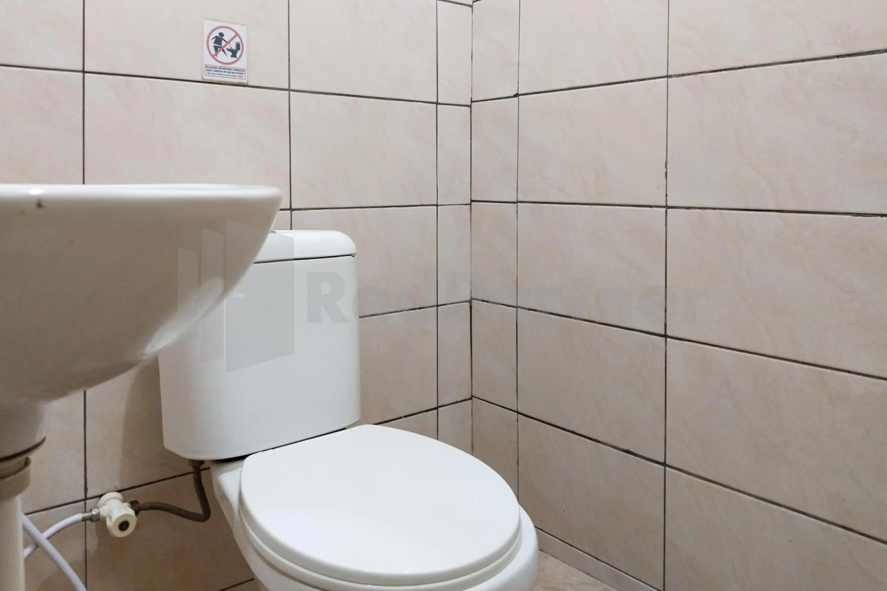 Bathroom in House Of Mahira Syariah Mitra RedDoorz