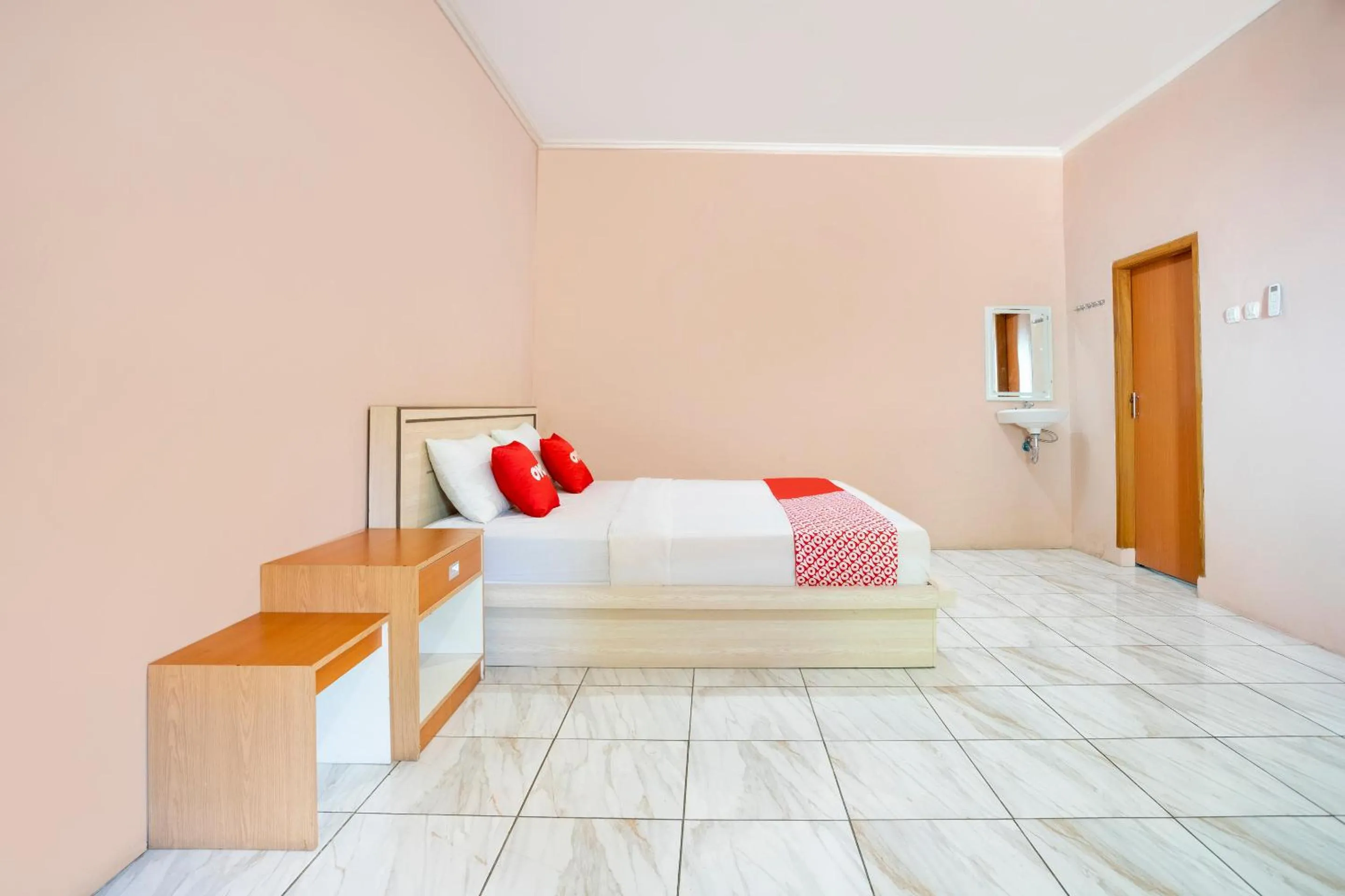 Bedroom in SPOT ON 2974 Penginapan Roma 88