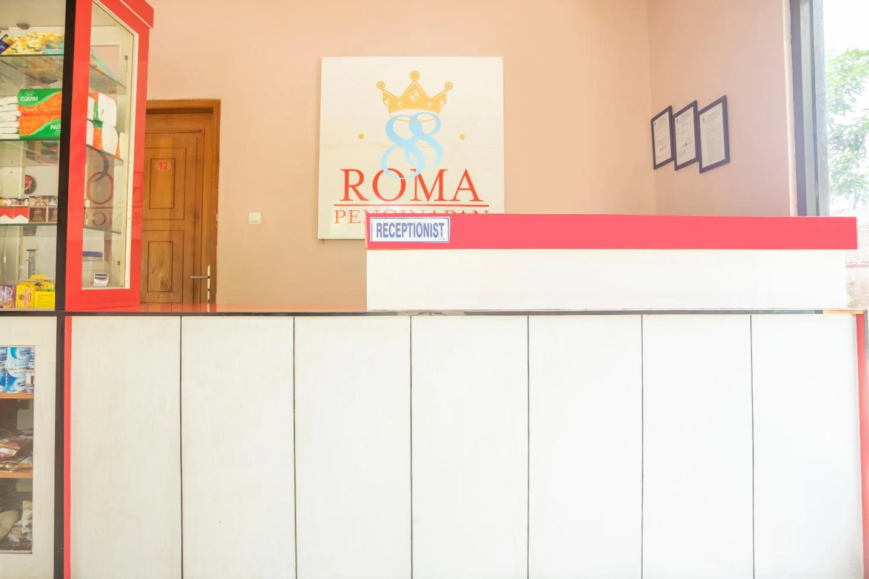 Lobby or reception in SPOT ON 2974 Penginapan Roma 88