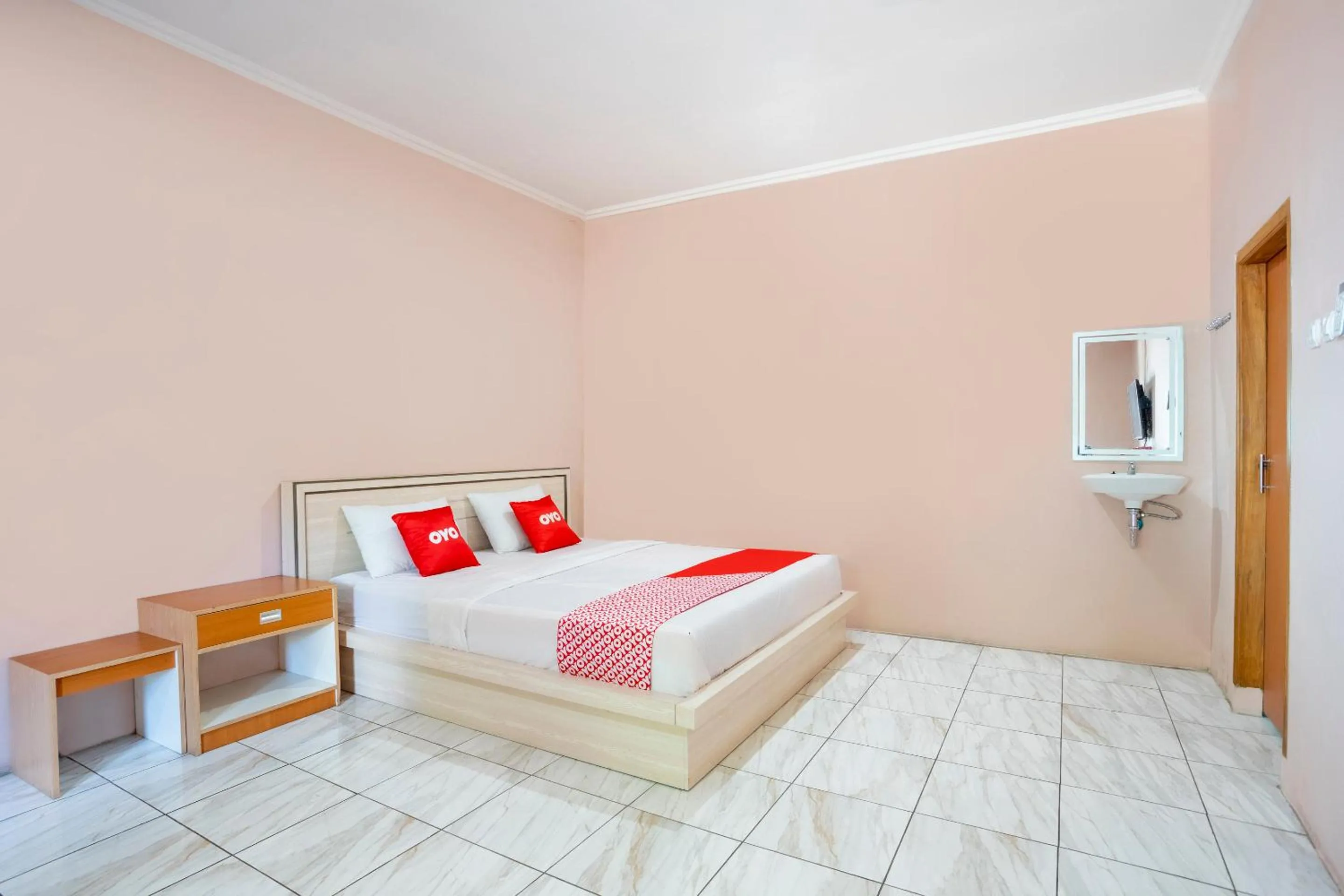 Bedroom in SPOT ON 2974 Penginapan Roma 88