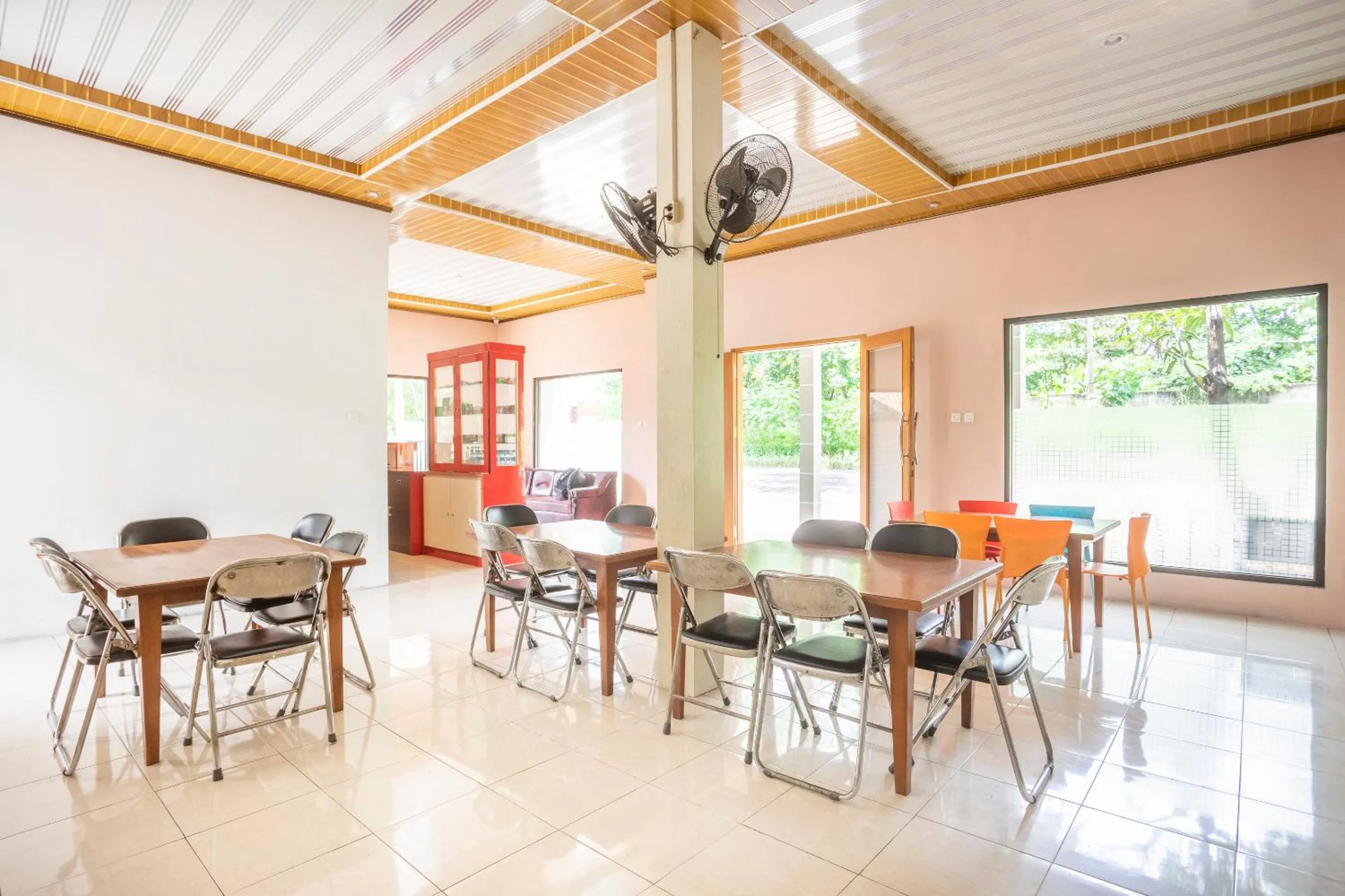 Restaurant/Places to Eat in SPOT ON 2974 Penginapan Roma 88