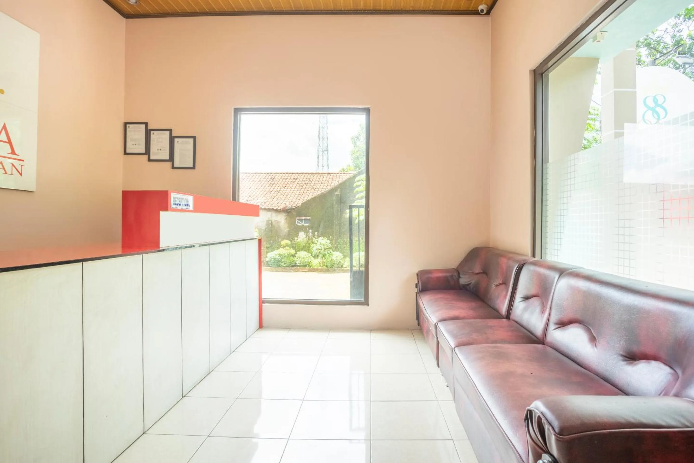 Lobby or reception in SPOT ON 2974 Penginapan Roma 88