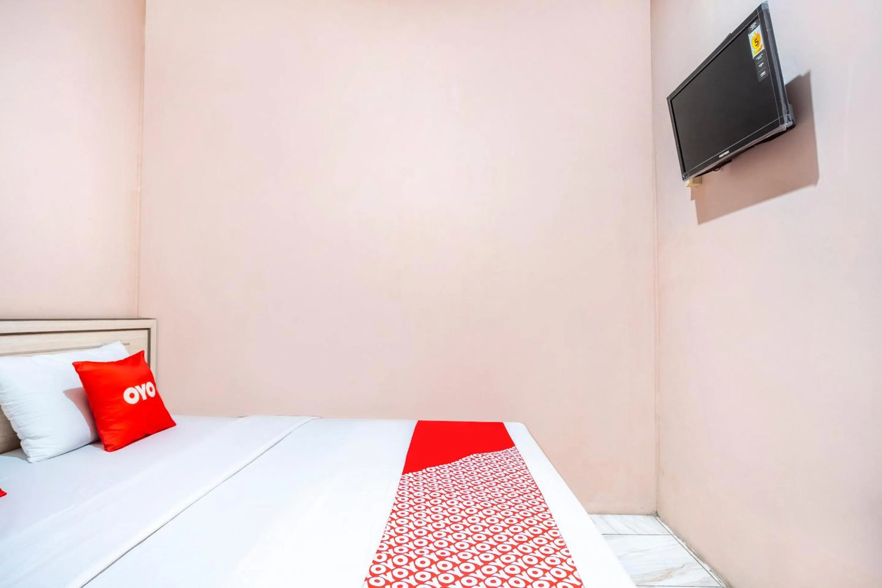 Bedroom, TV/Entertainment Center in SPOT ON 2974 Penginapan Roma 88