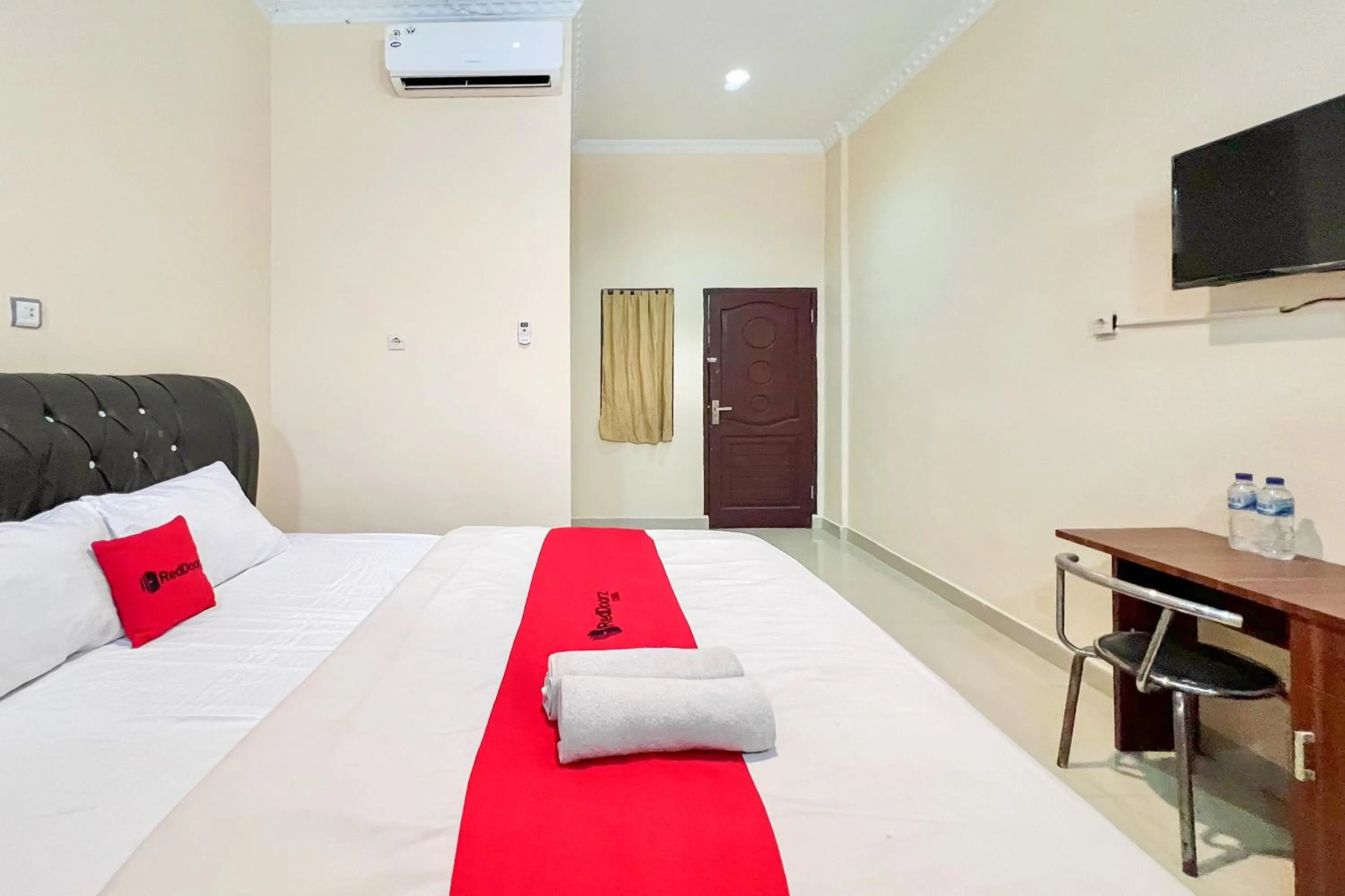 Bedroom in RedDoorz at Golden Gateway Medan
