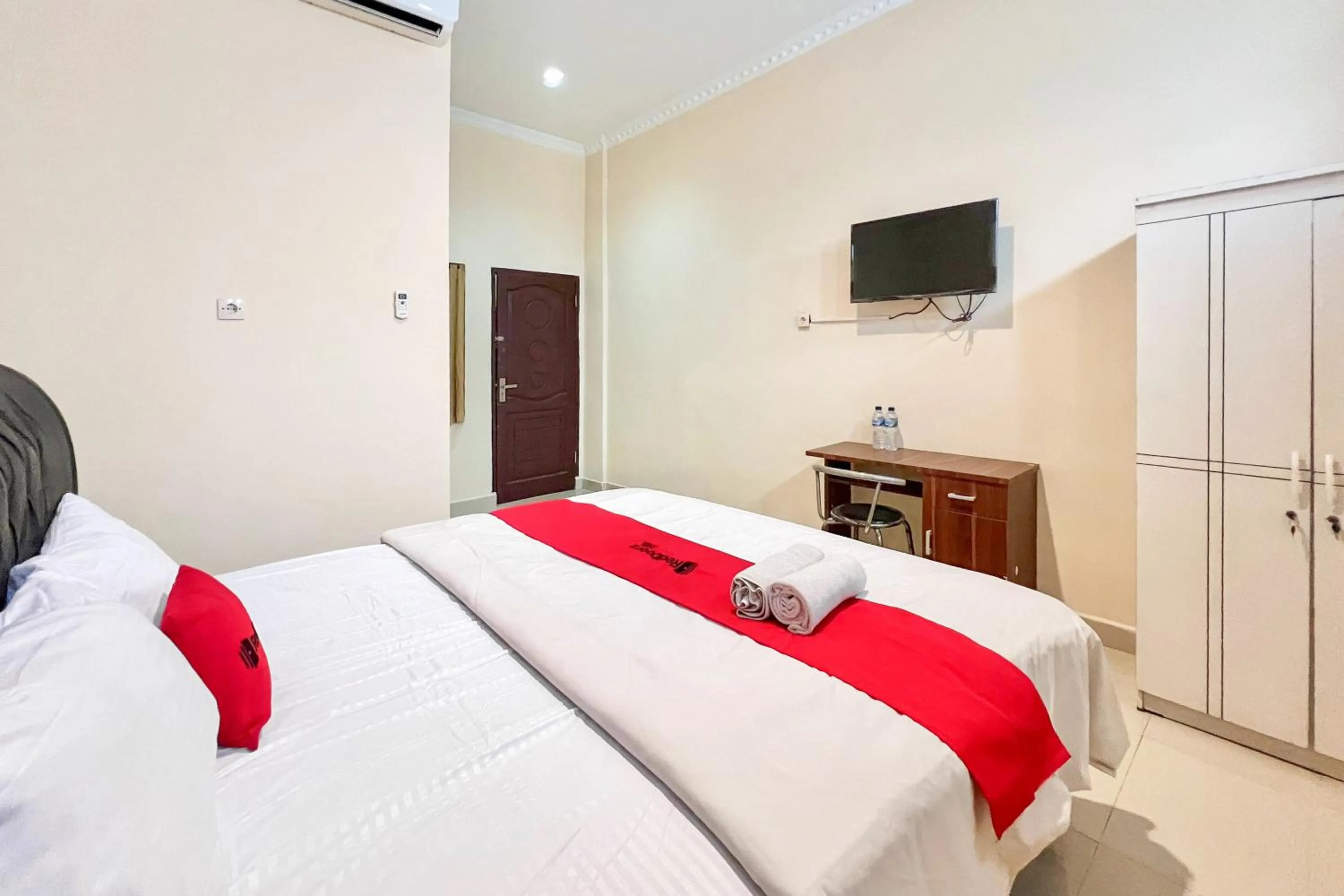 Bedroom in RedDoorz at Golden Gateway Medan