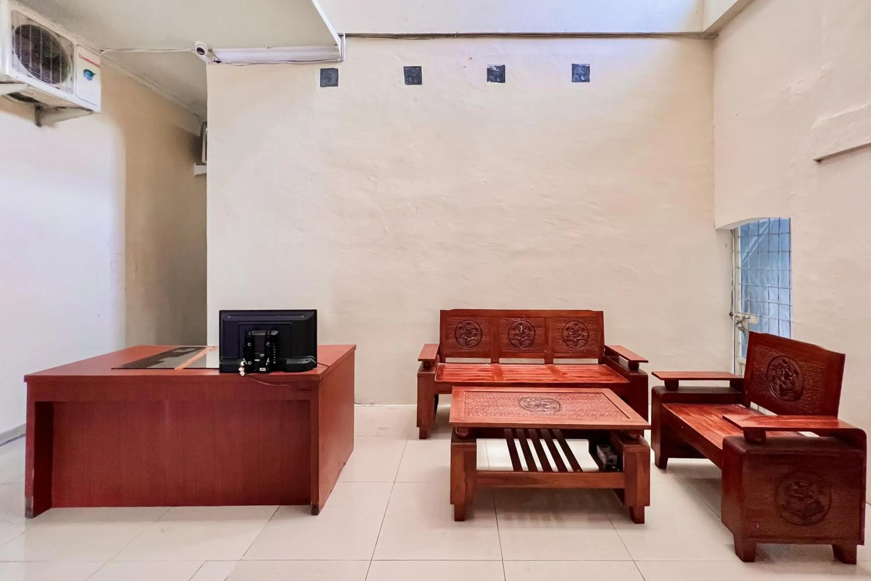 Seating area in RedDoorz at Golden Gateway Medan