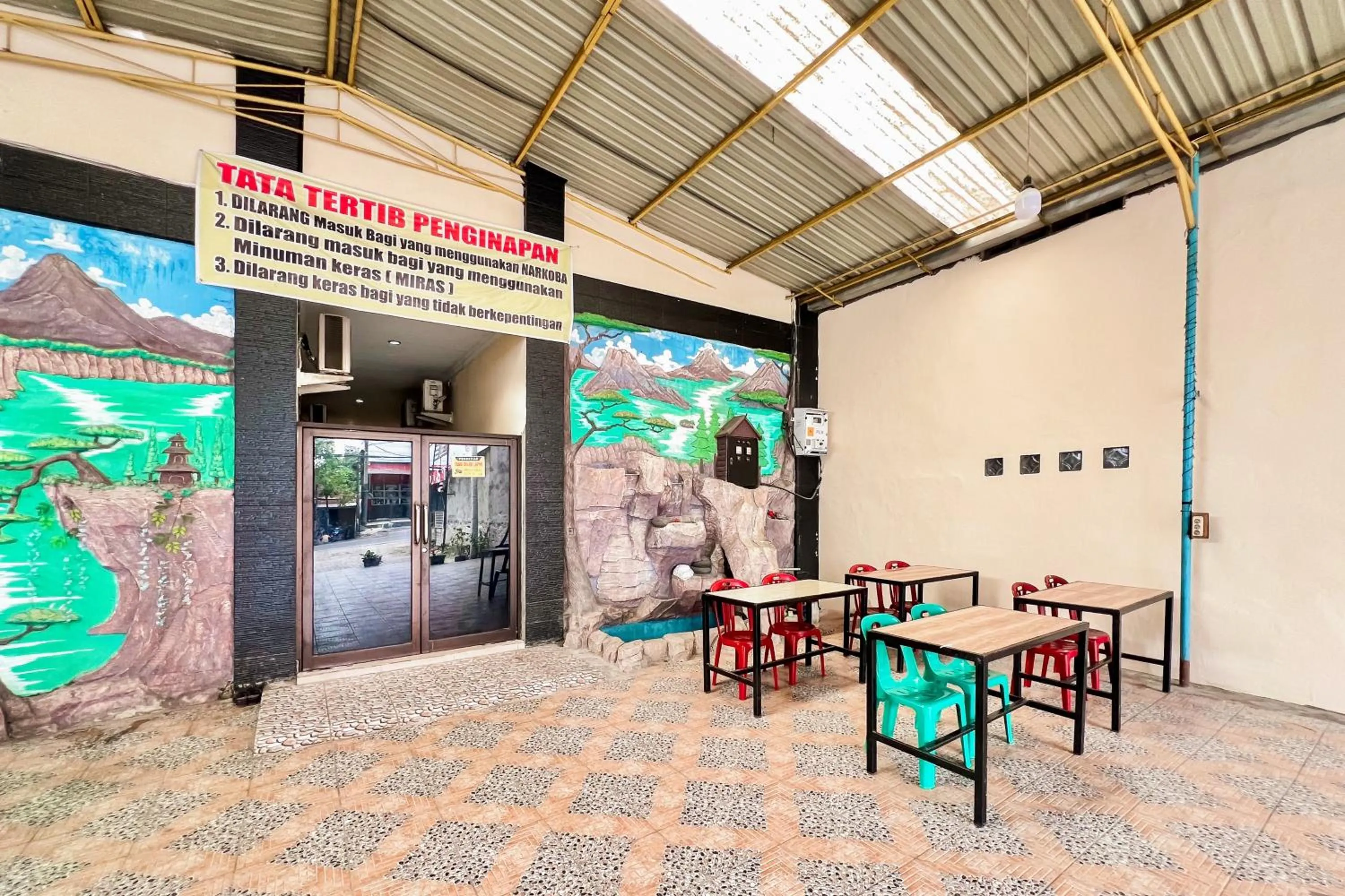 Seating area in RedDoorz at Golden Gateway Medan