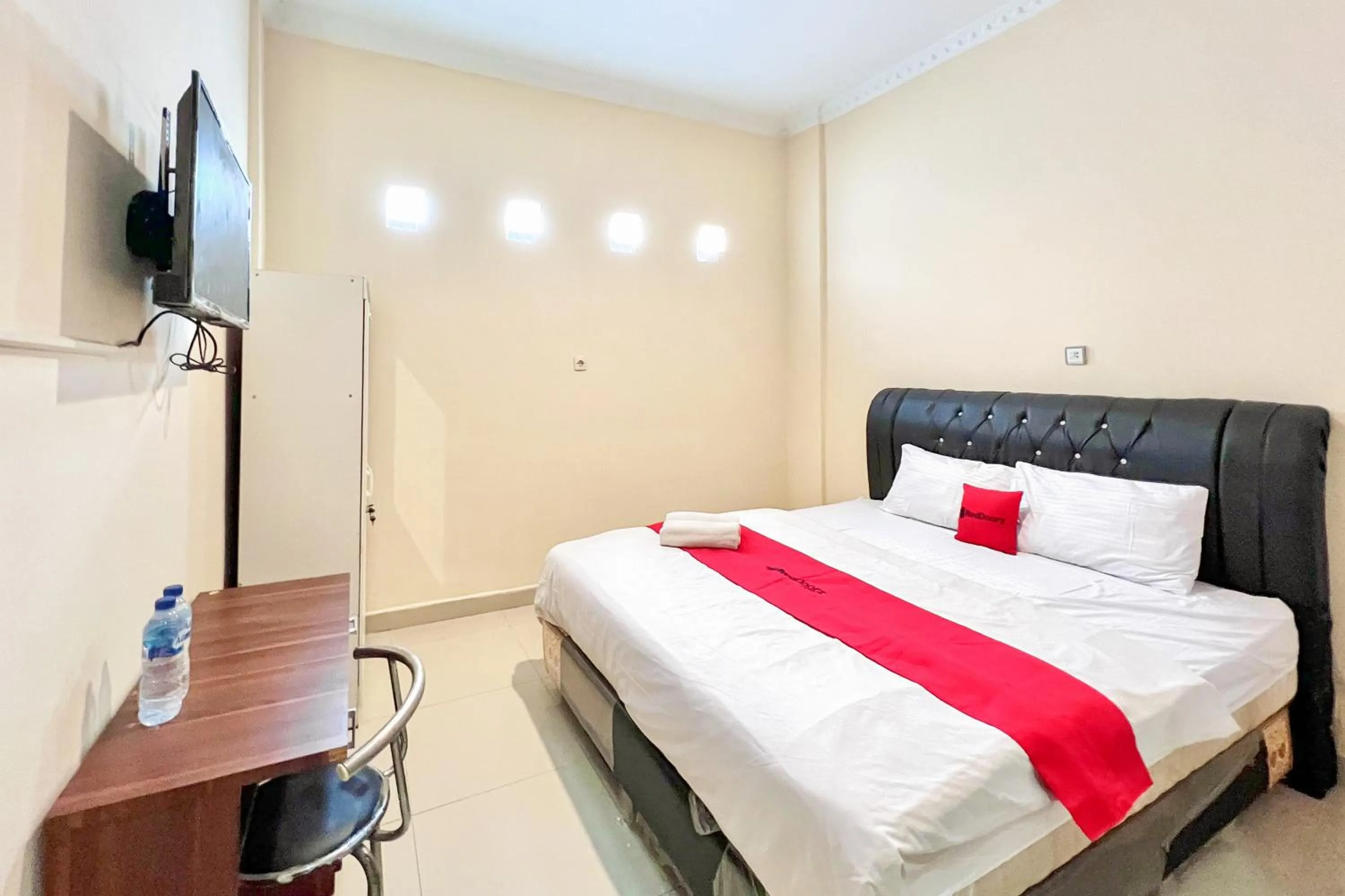 Bedroom in RedDoorz at Golden Gateway Medan