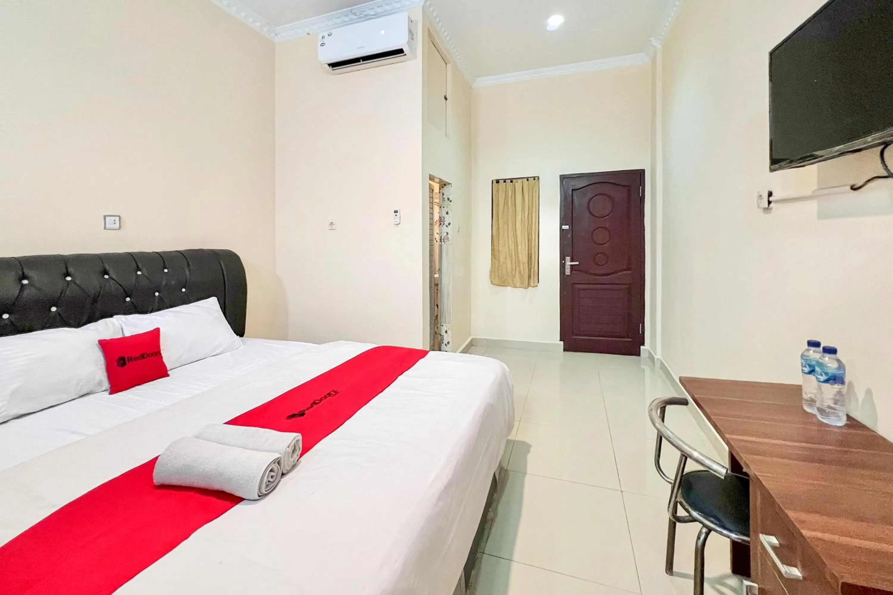 Bedroom in RedDoorz at Golden Gateway Medan