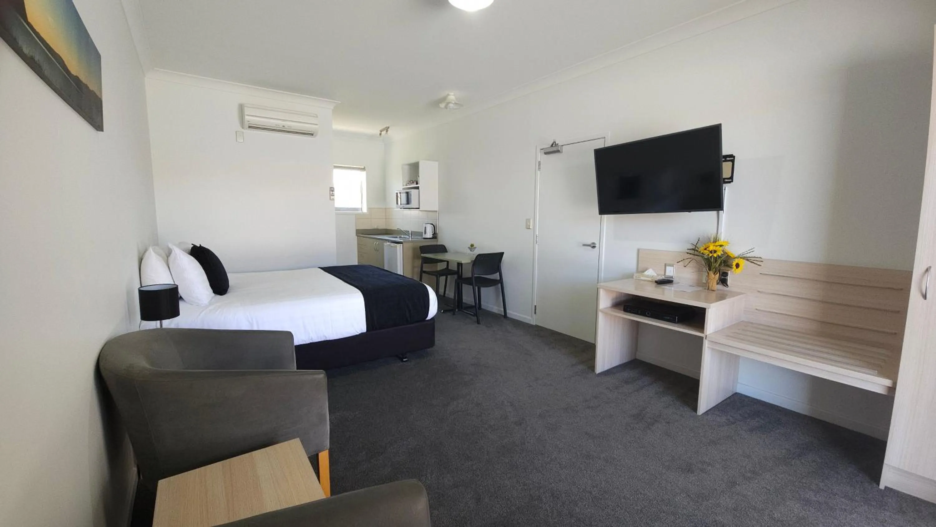 Deluxe Studio in Sierra Motel and Apartments