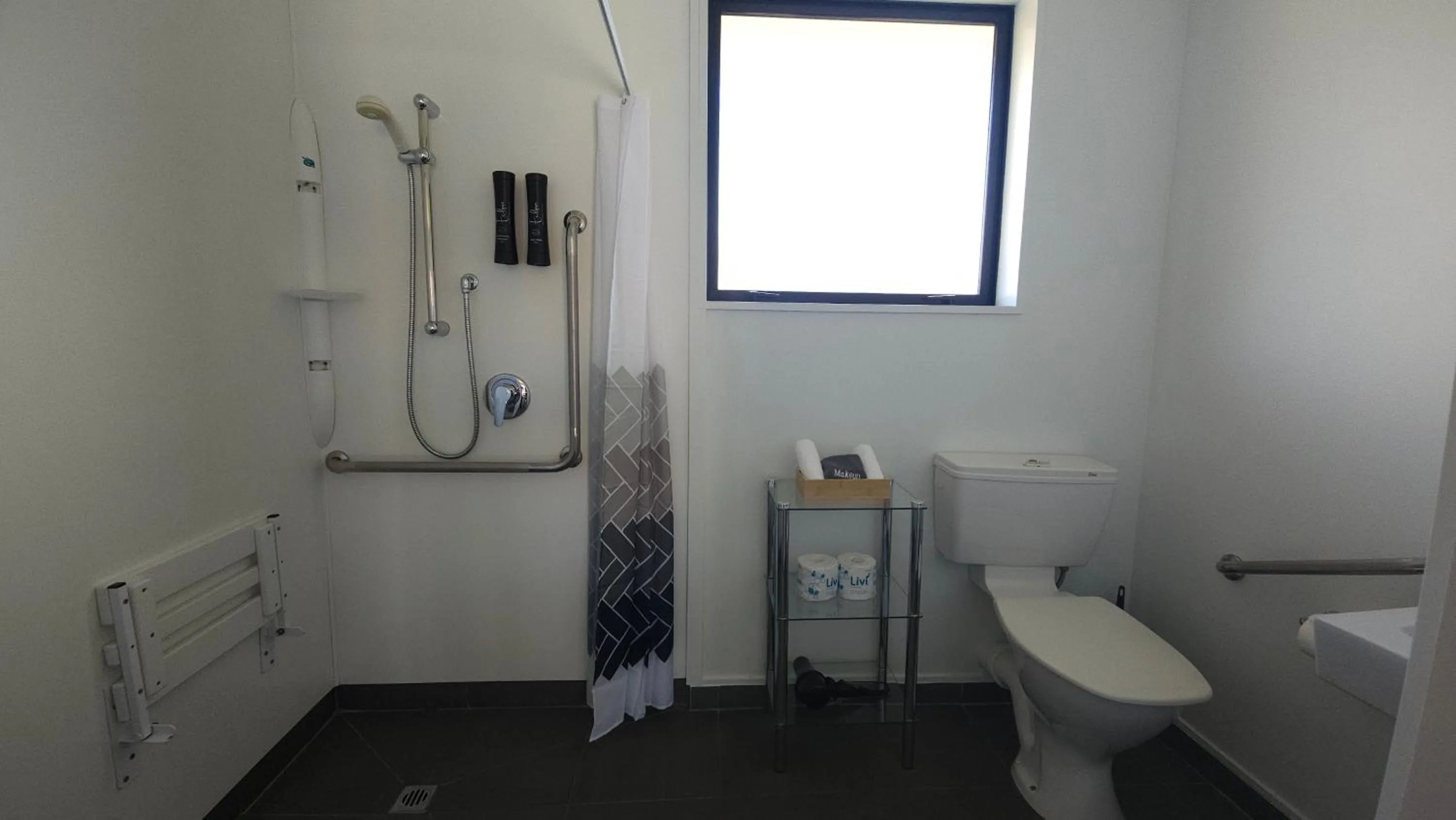 Bathroom in Sierra Motel and Apartments