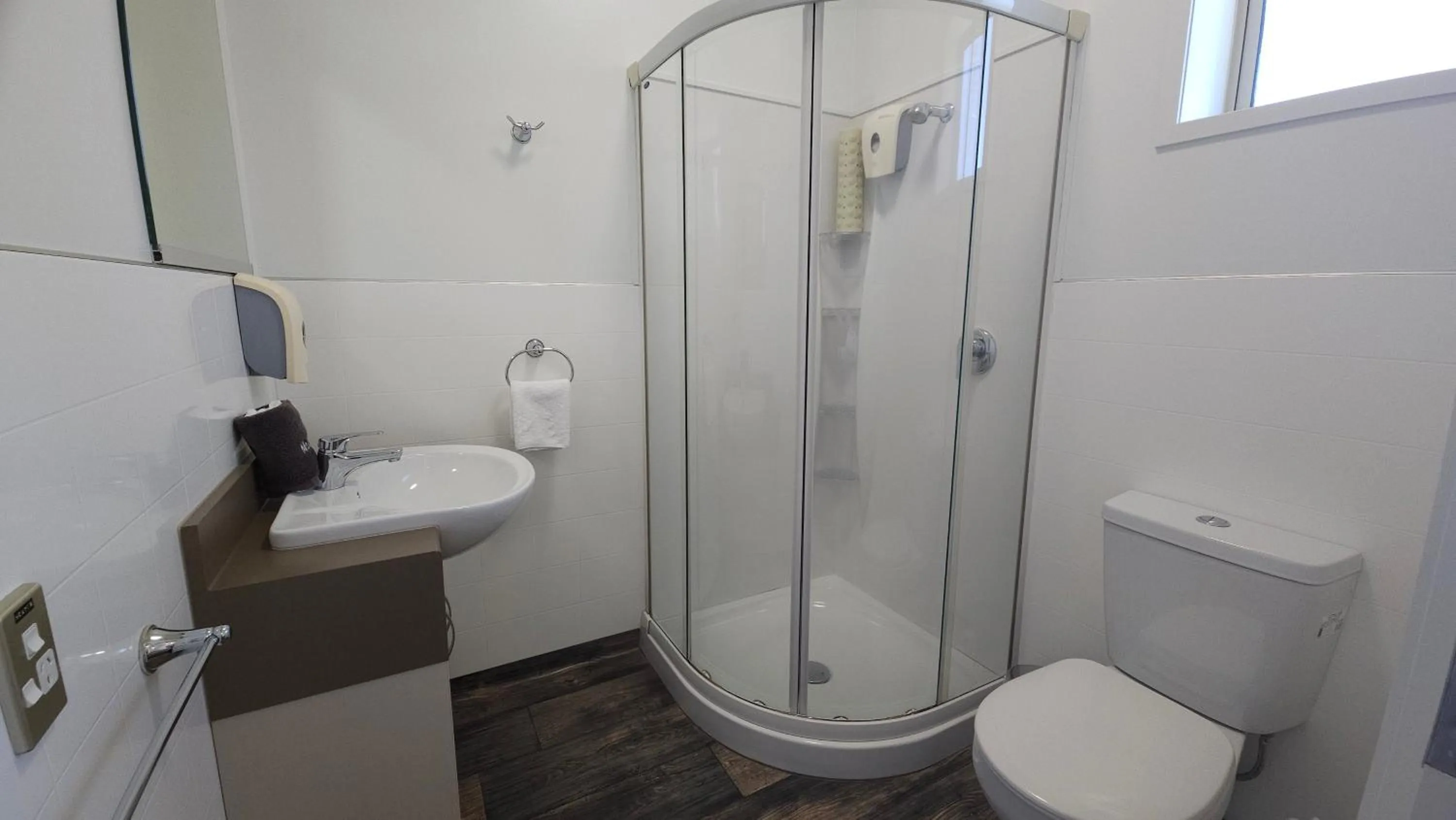 Shower in Sierra Motel and Apartments