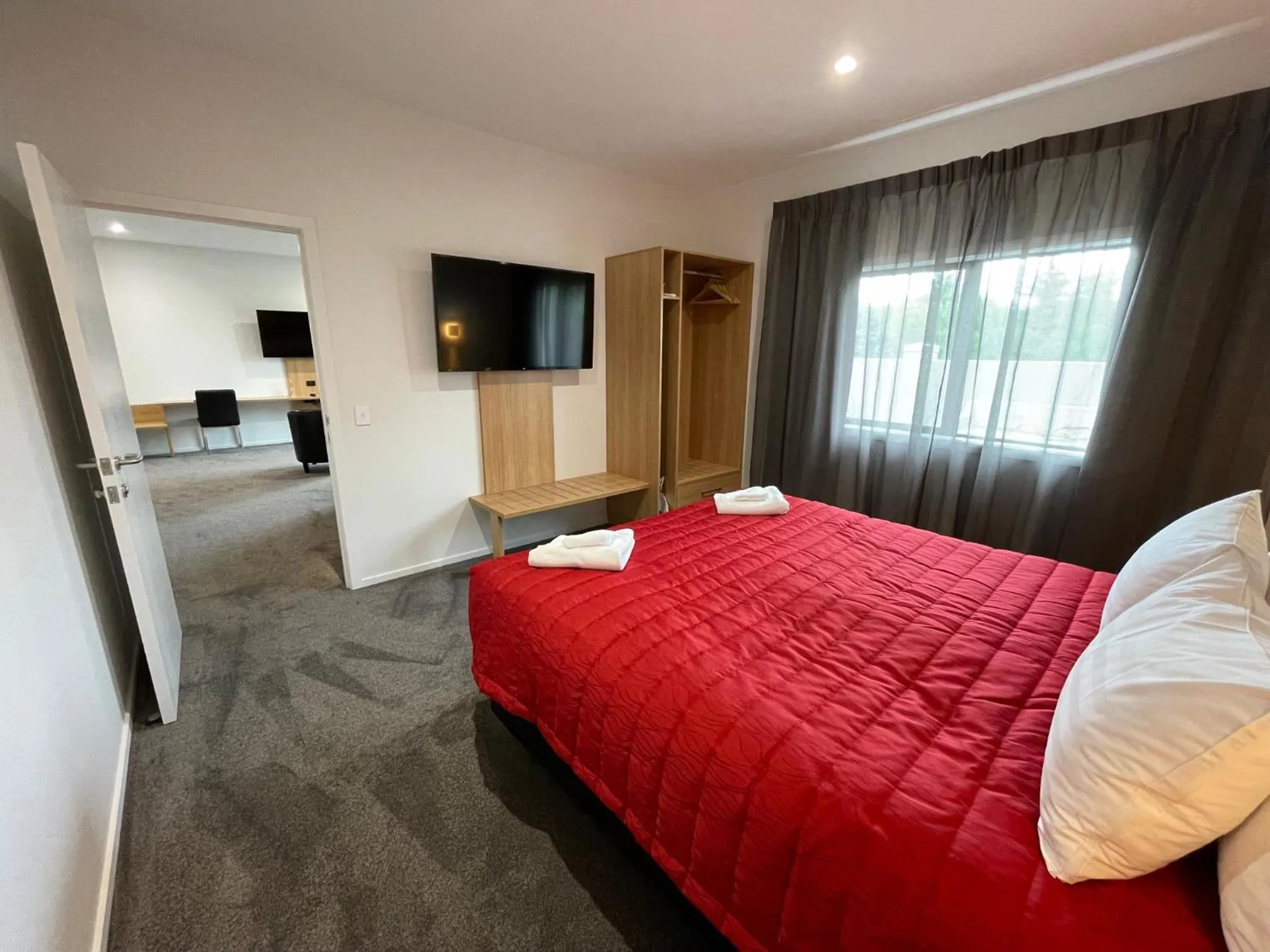 TV and multimedia, Bed in Sierra Motel and Apartments