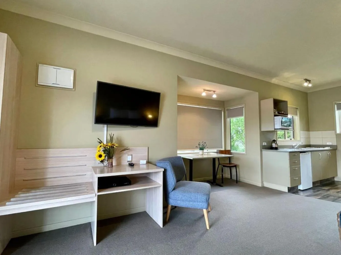 TV and multimedia in Sierra Motel and Apartments