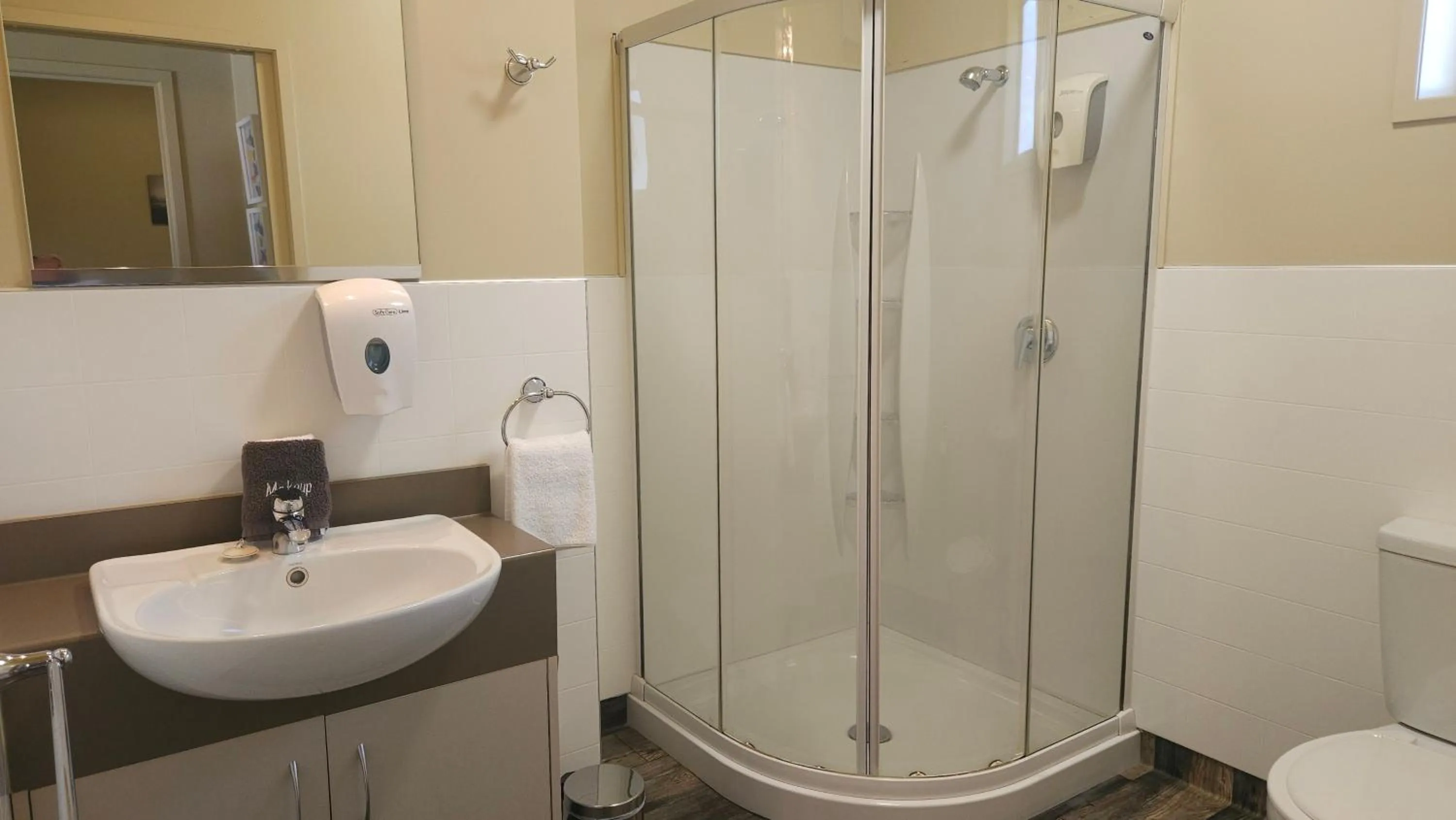 Bathroom in Sierra Motel and Apartments