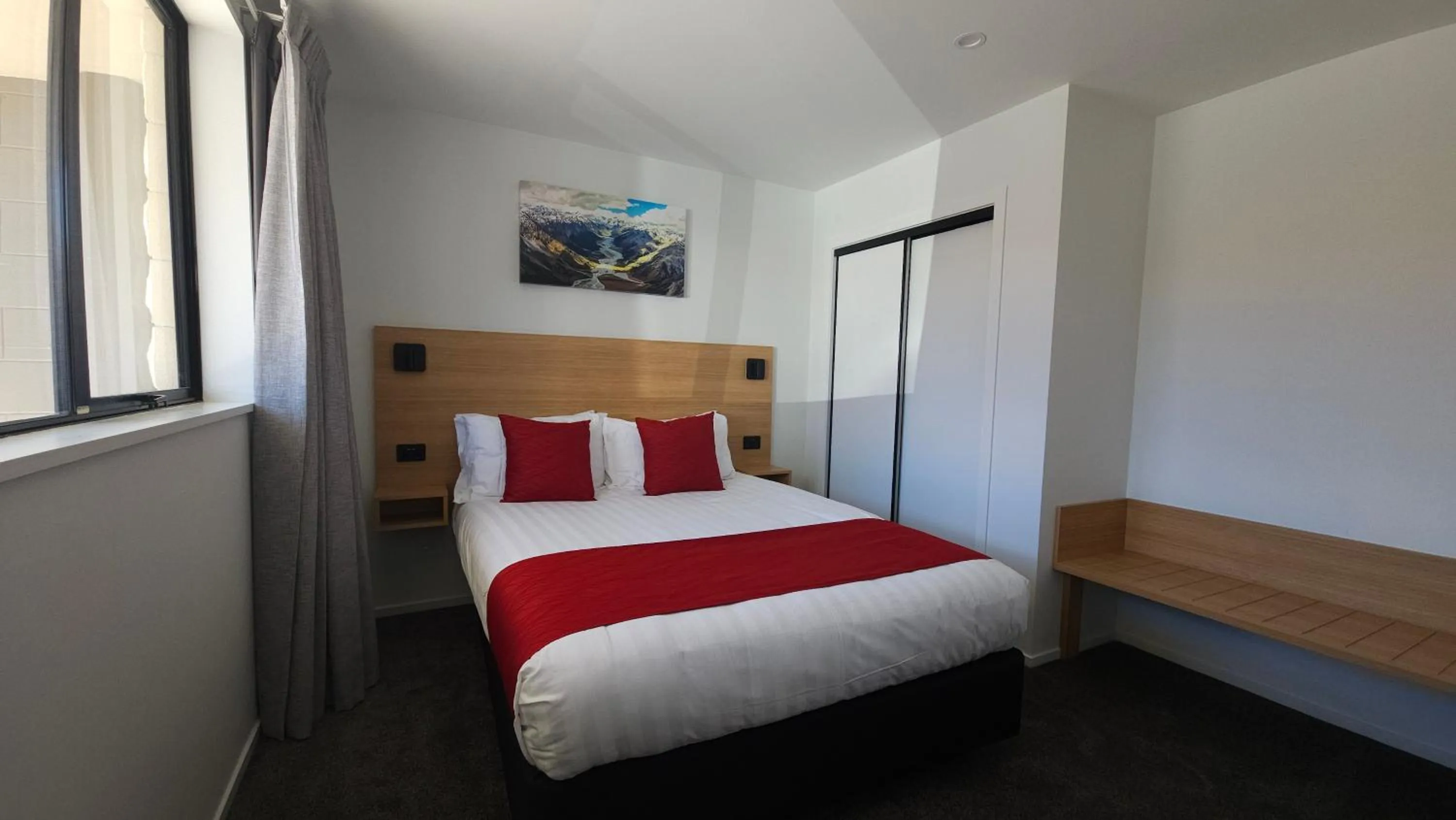 Bed in Sierra Motel and Apartments