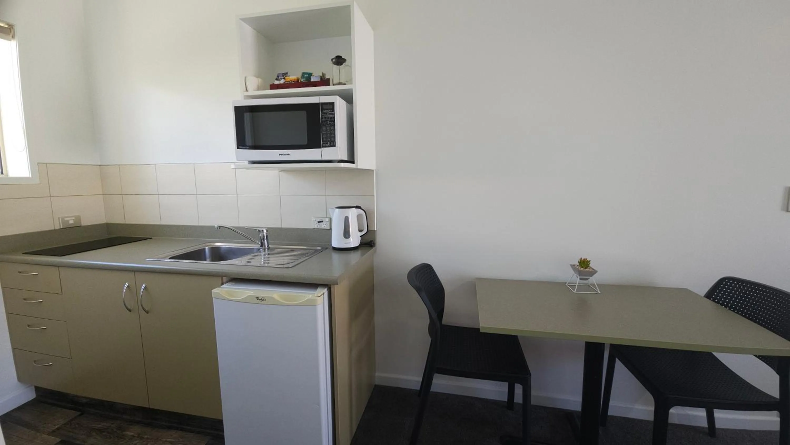 microwave in Sierra Motel and Apartments