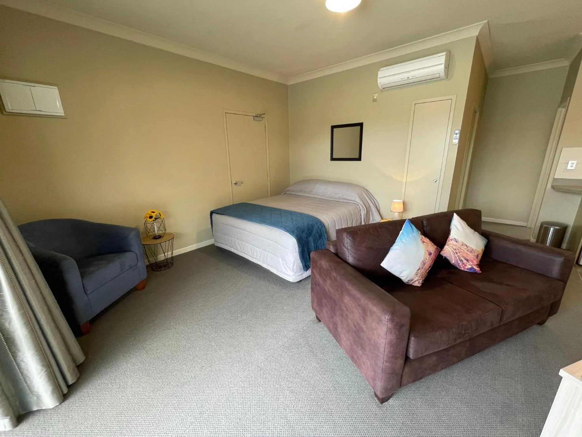 Bed in Sierra Motel and Apartments