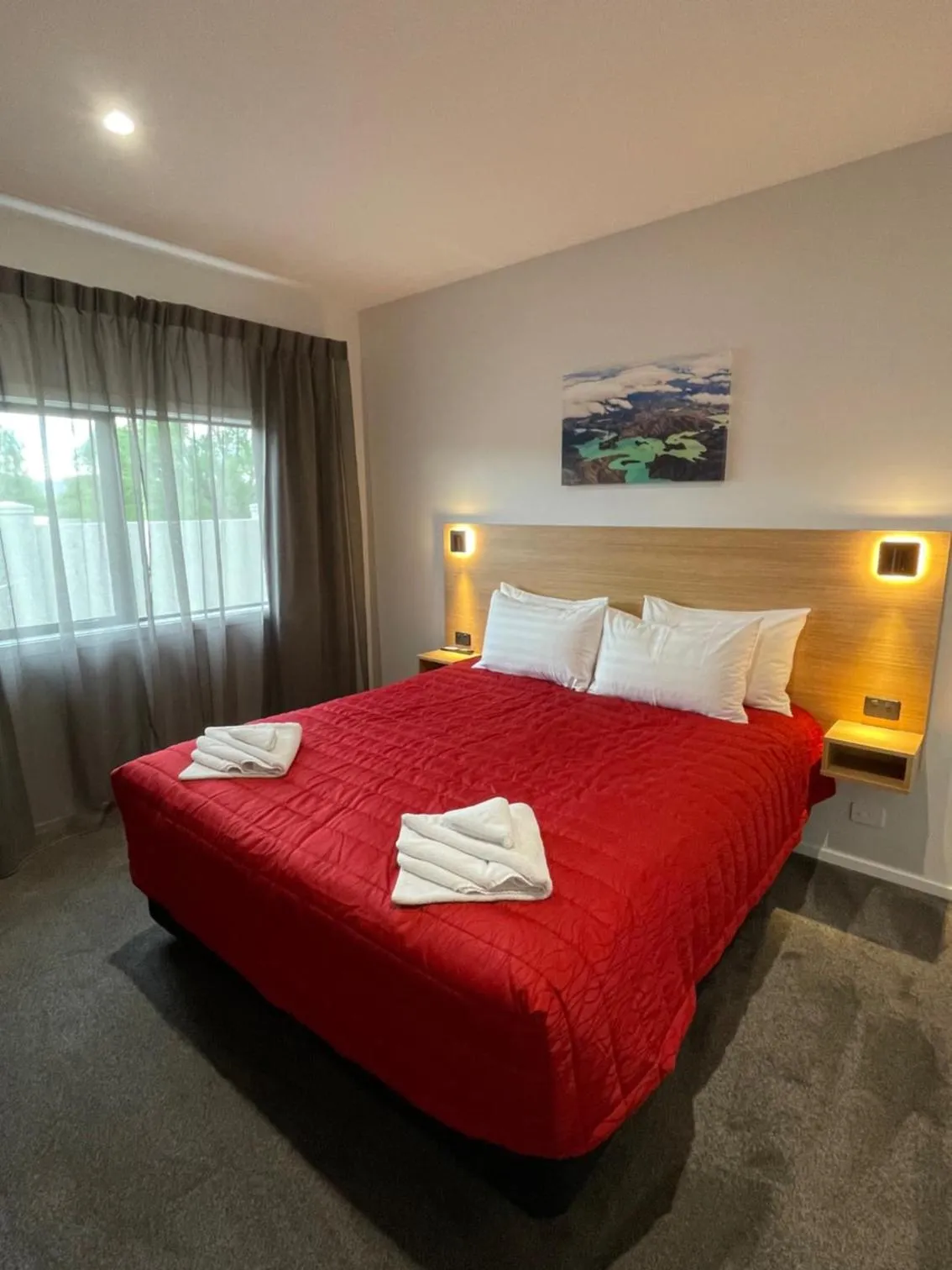 Bed in Sierra Motel and Apartments