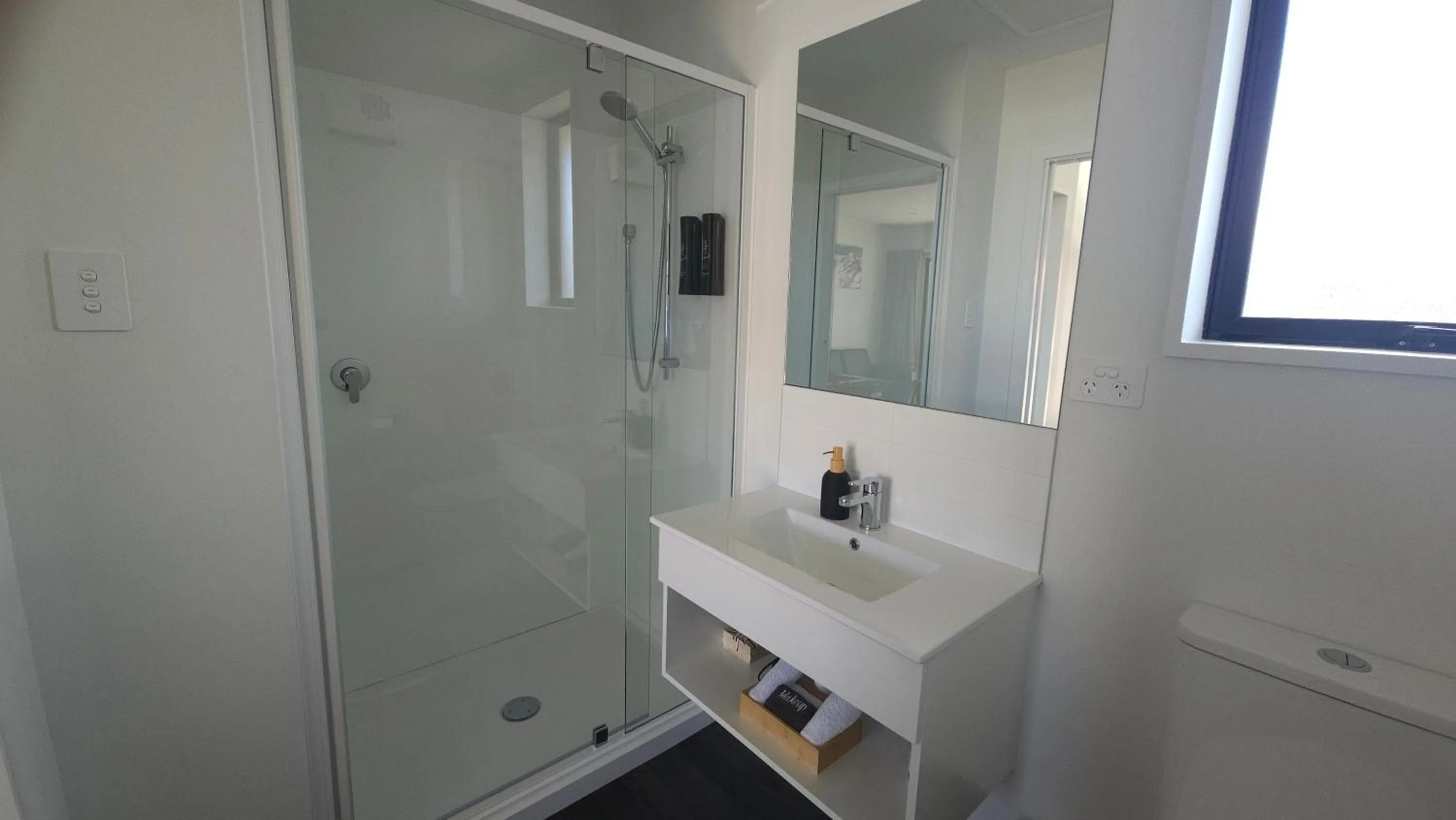 Shower in Sierra Motel and Apartments