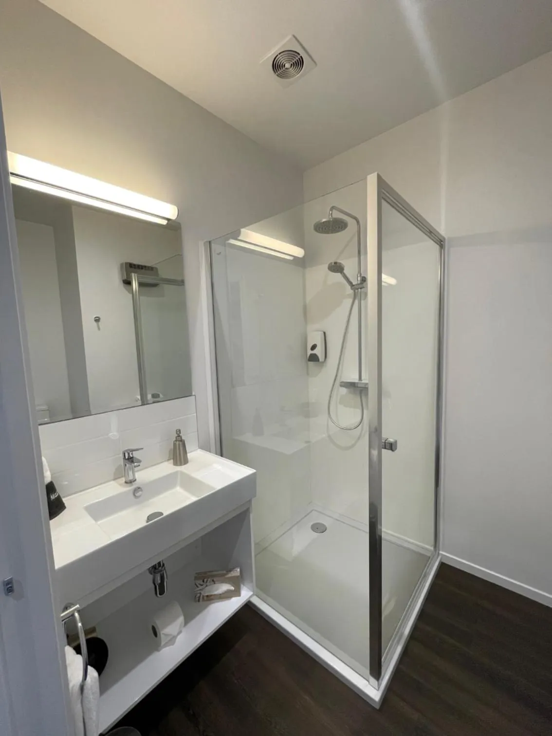 Shower in Sierra Motel and Apartments