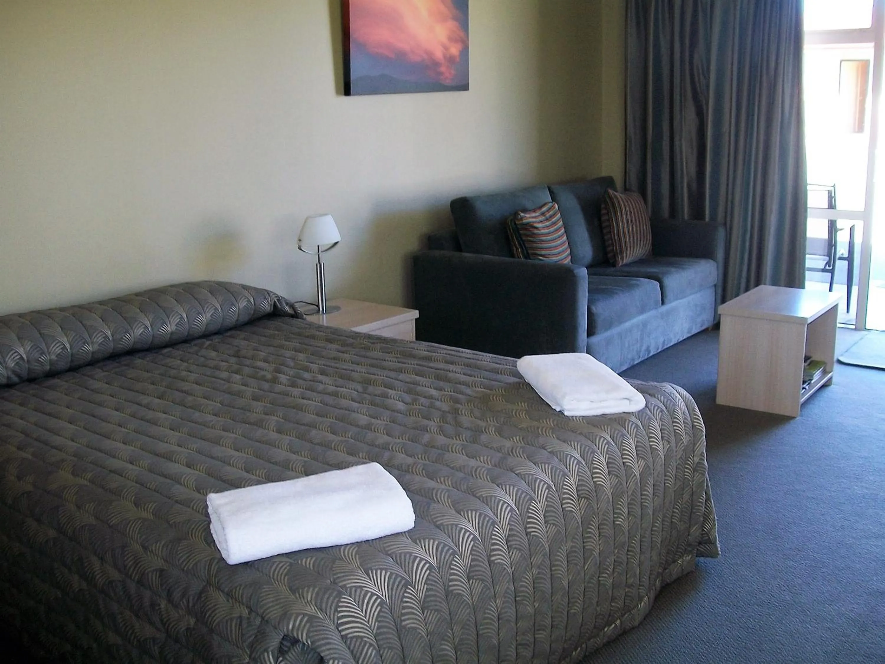 Living room, Bed in Sierra Motel and Apartments