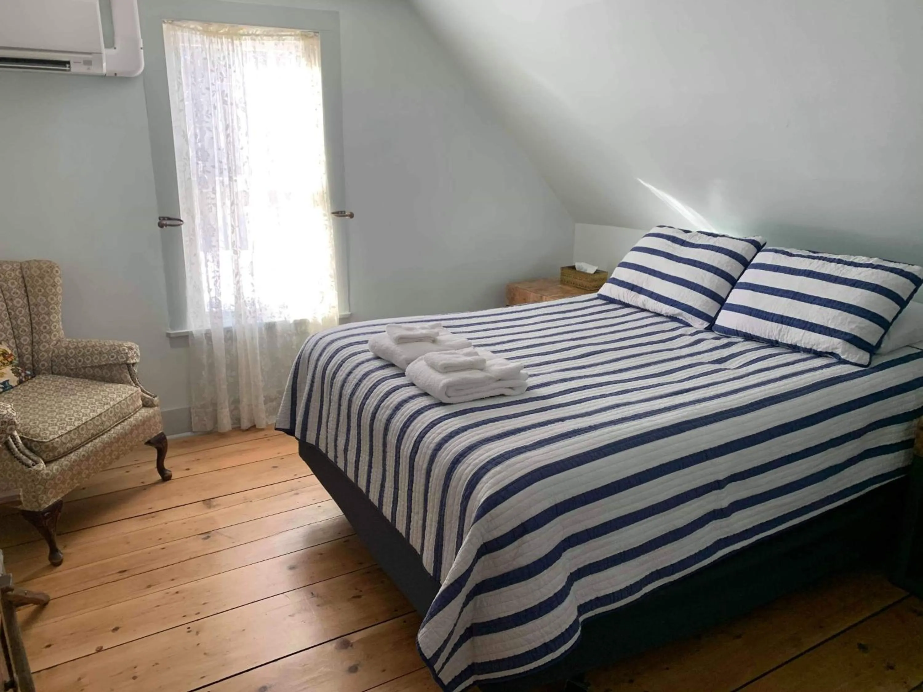 Photo of the whole room, Bed in Brook Road Inn