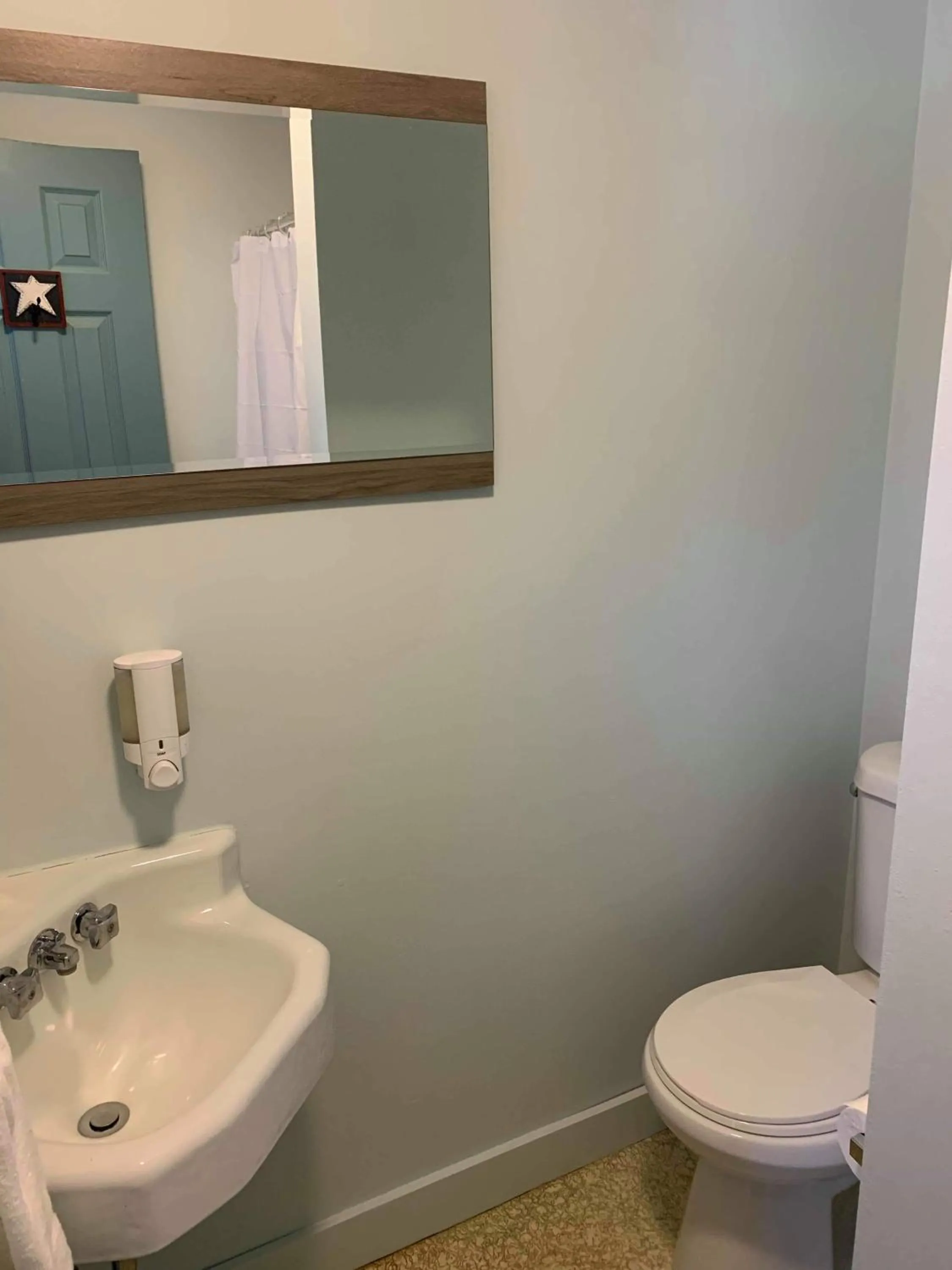 Bathroom in Brook Road Inn