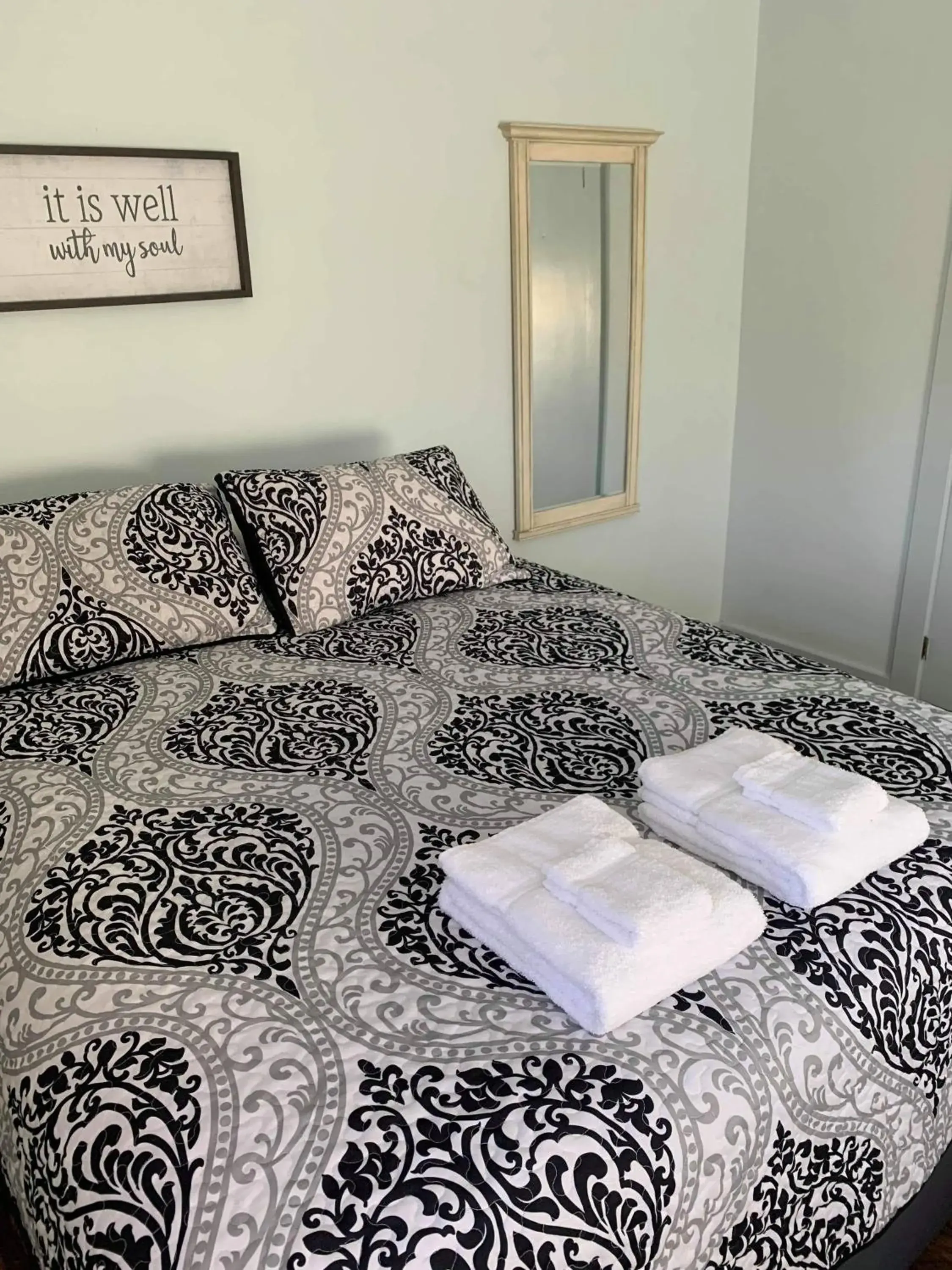 Basic Triple Room in Brook Road Inn Basic Triple Room in Brook Road Inn