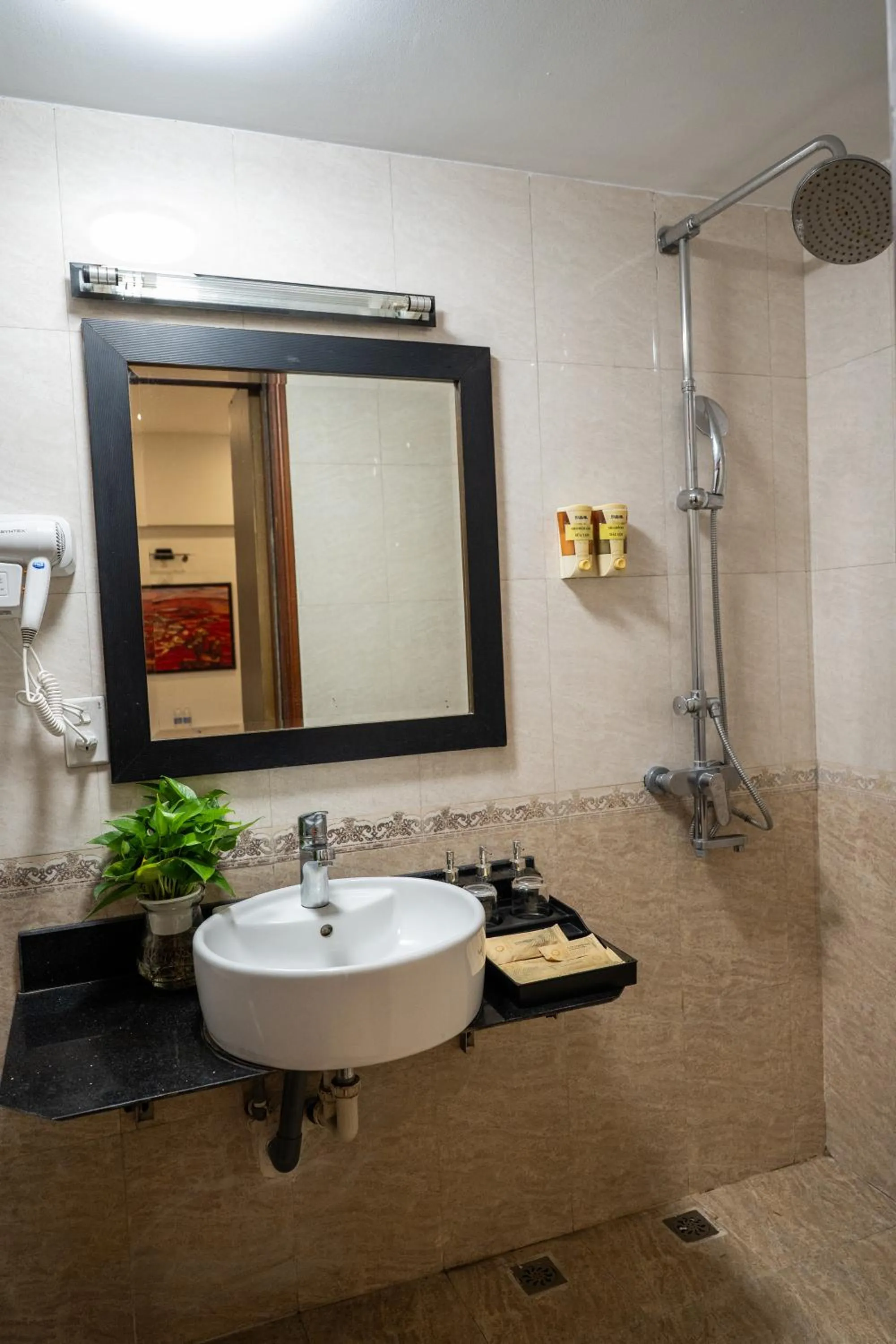 Shower in Chariot Hotel