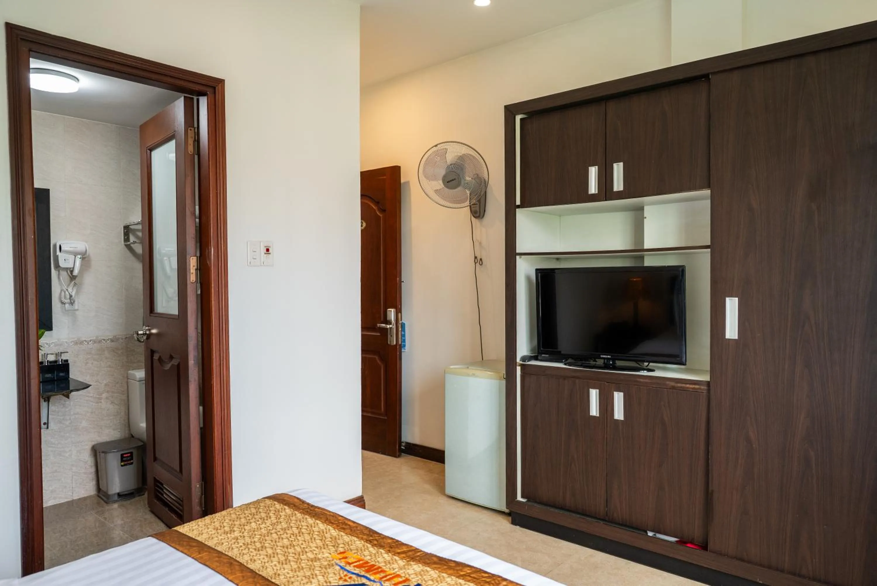 TV and multimedia in Chariot Hotel