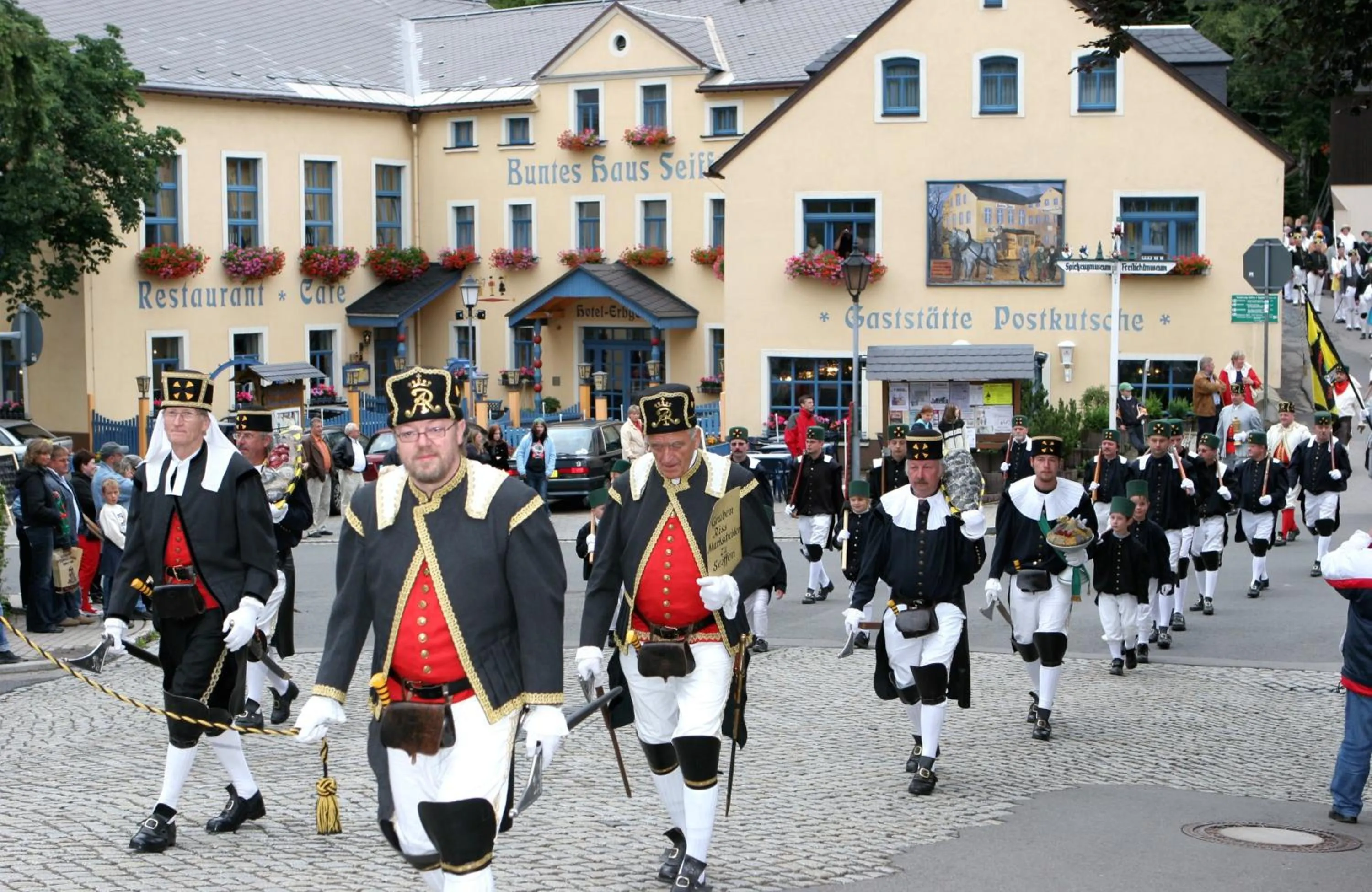People in Hotel Erbgericht Buntes Haus