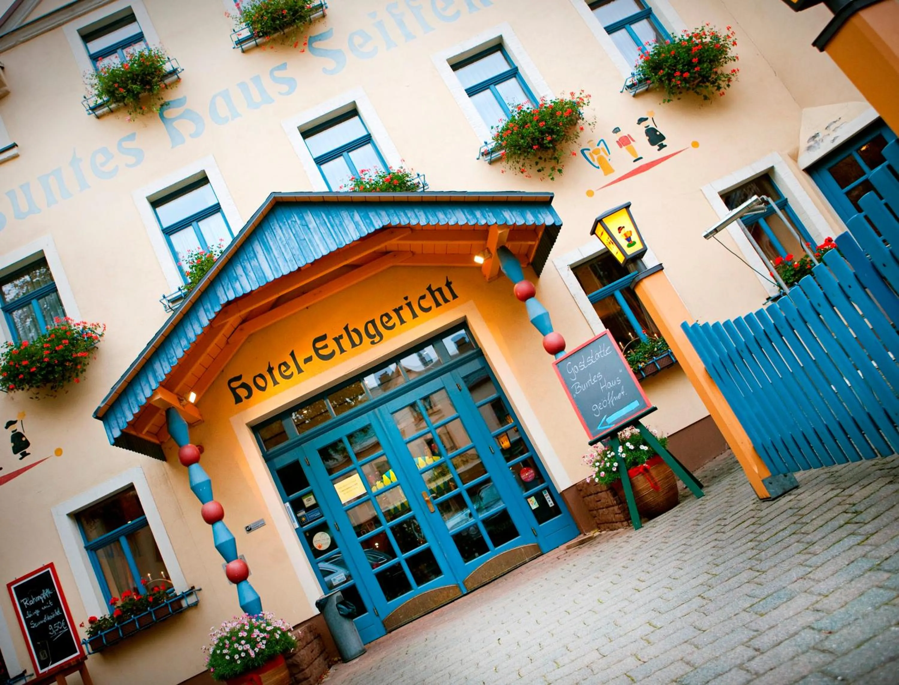 Property building in Hotel Erbgericht Buntes Haus