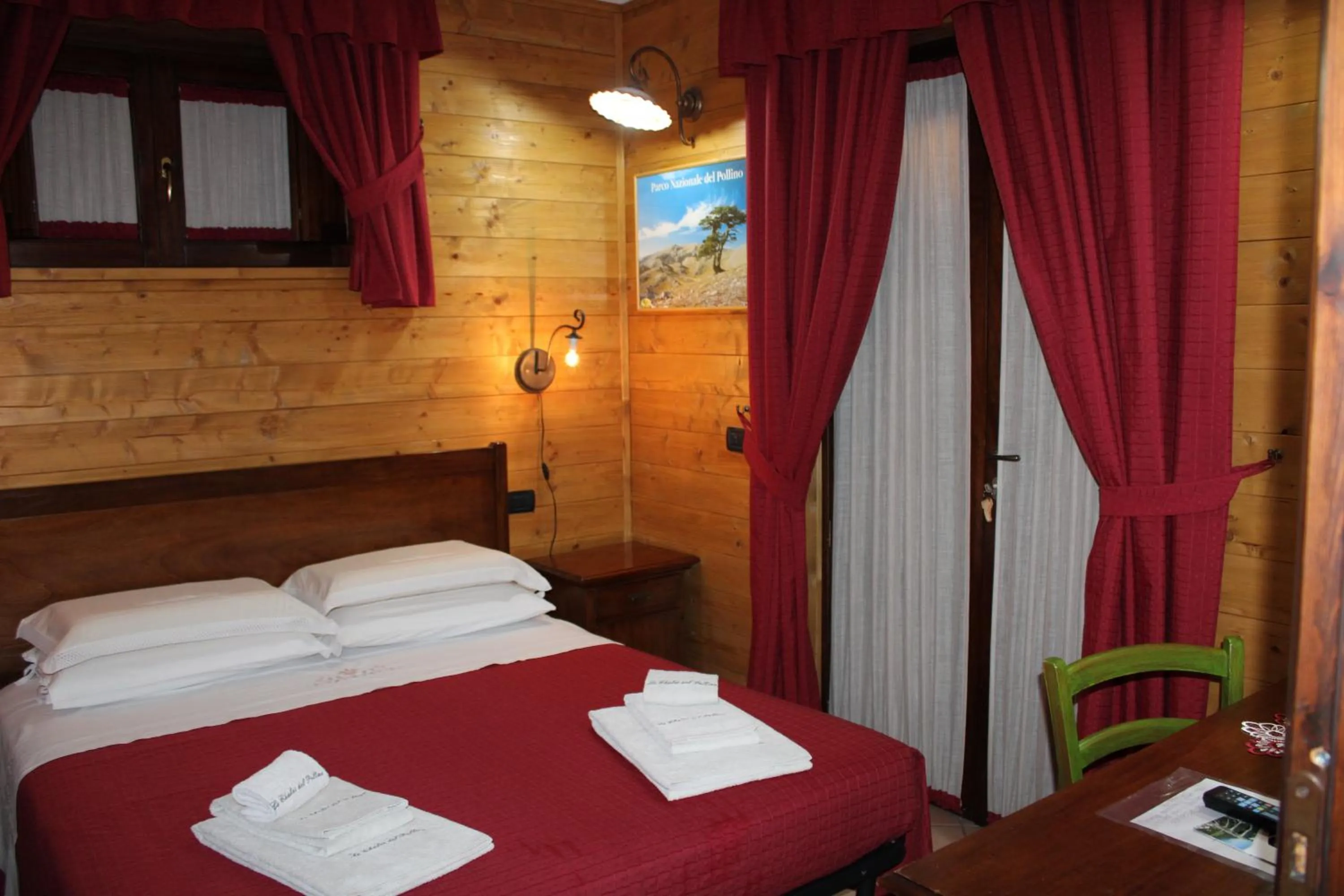 Bedroom, Bed in Le Chalet del Pollino