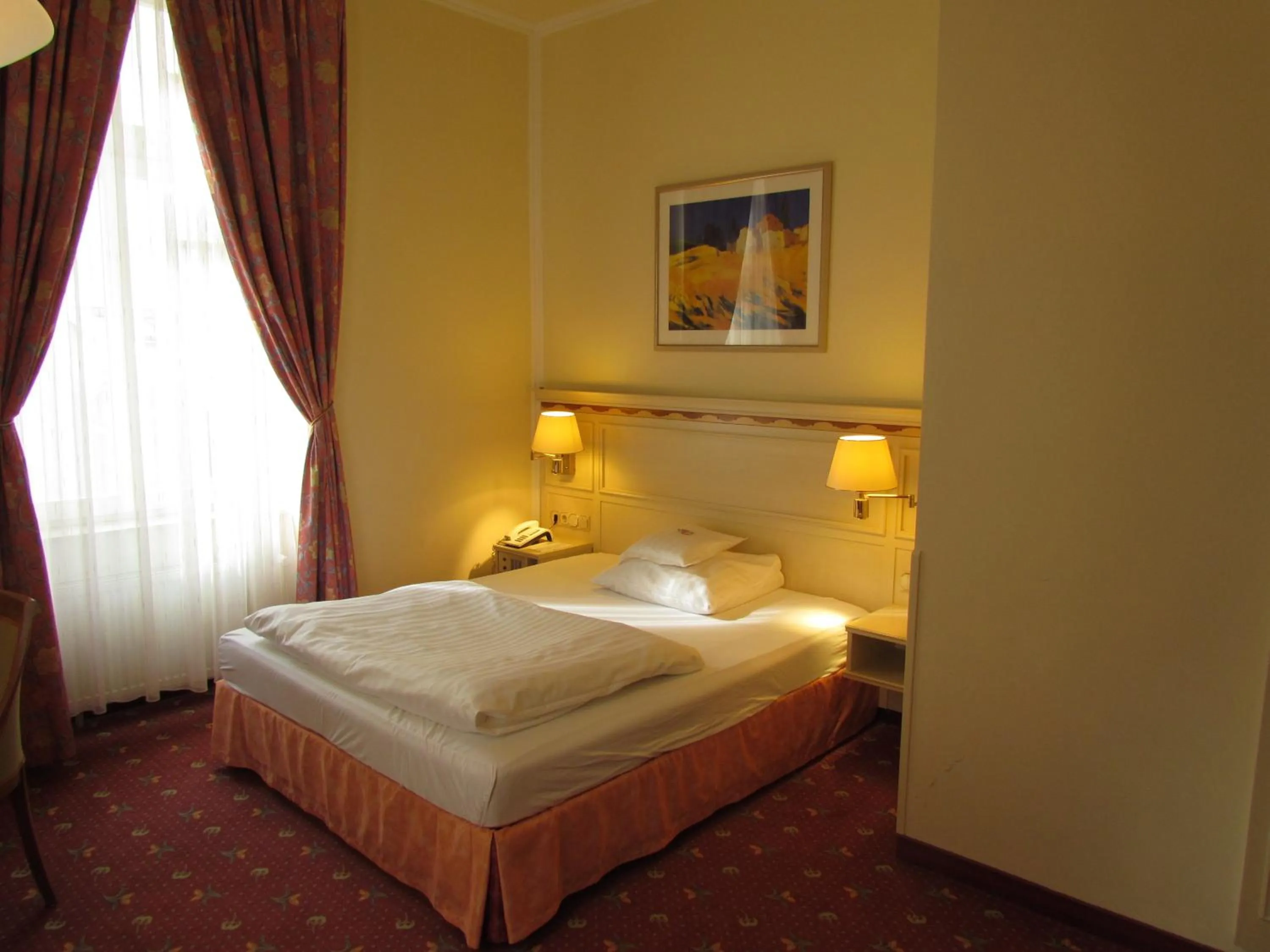 Bed in Parkhotel Bad Homburg