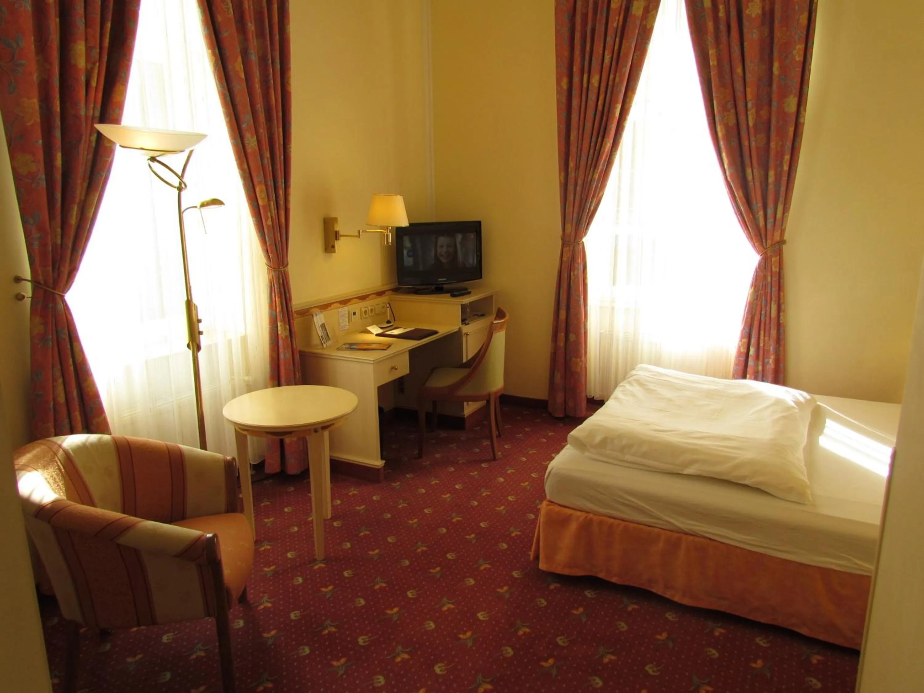 Photo of the whole room, Bed in Parkhotel Bad Homburg