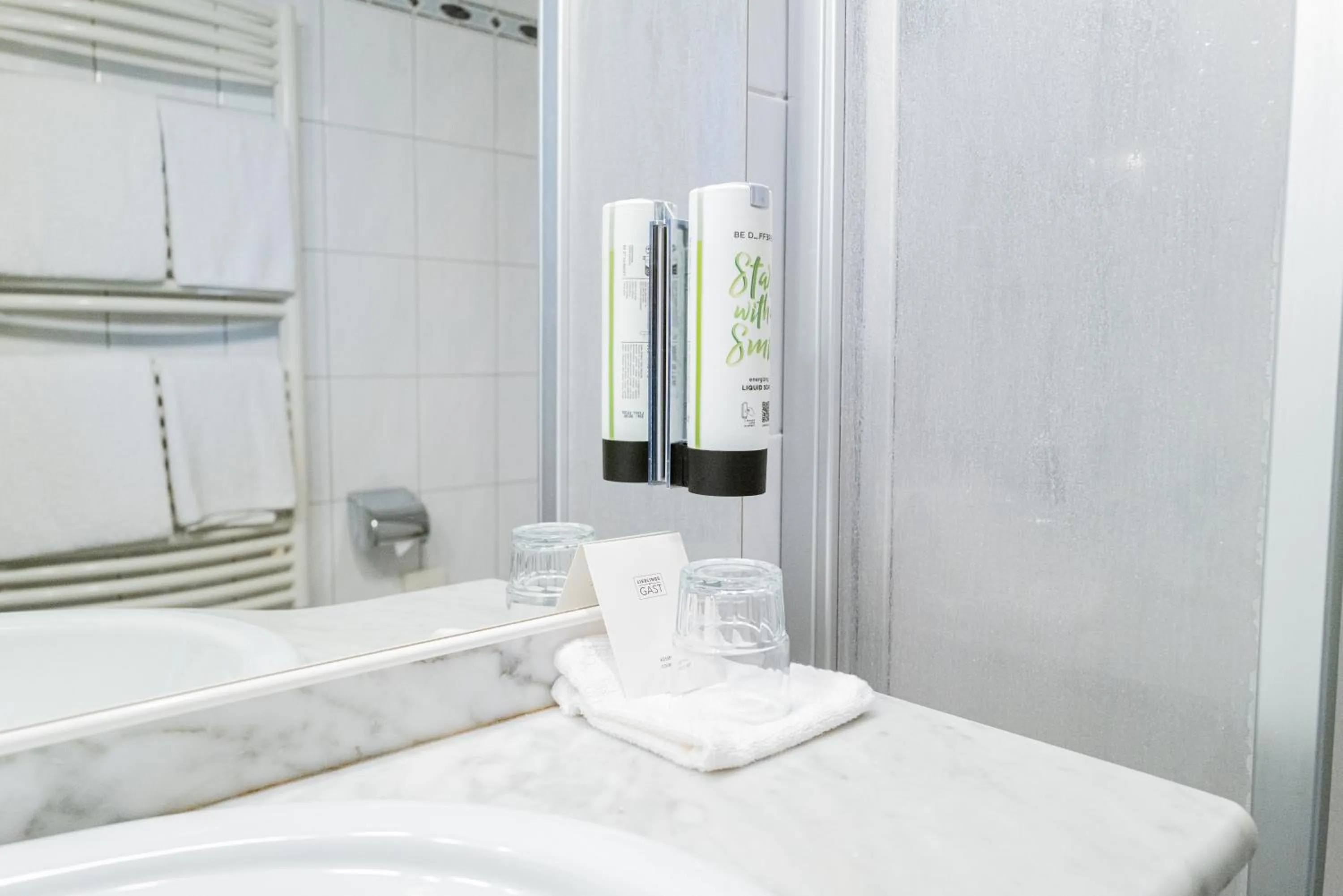 Shower, Bed in Parkhotel Bad Homburg